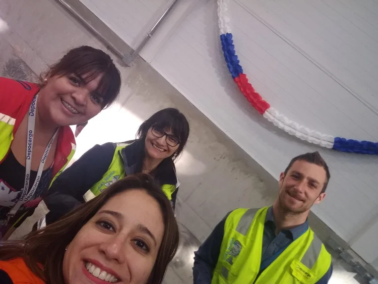 Equipo participante en una actividad organizacional realizada en terreno