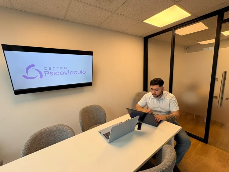 Profesional desarrollando una solución organizacional