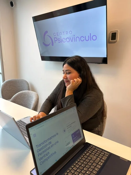 Consultora de Centro Psicovinculo trabajando en soluciones de gestión de personas