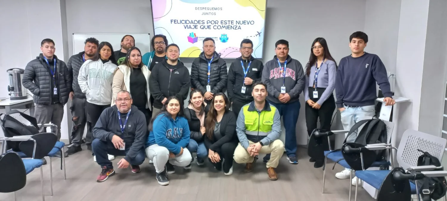 Participantes de una capacitación organizacional al finalizar la actividad