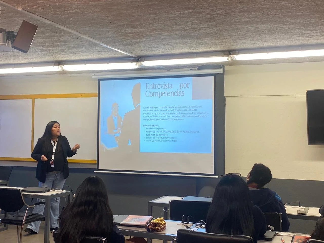Capacitación sobre entrevista por competencias facilitada frente a participantes