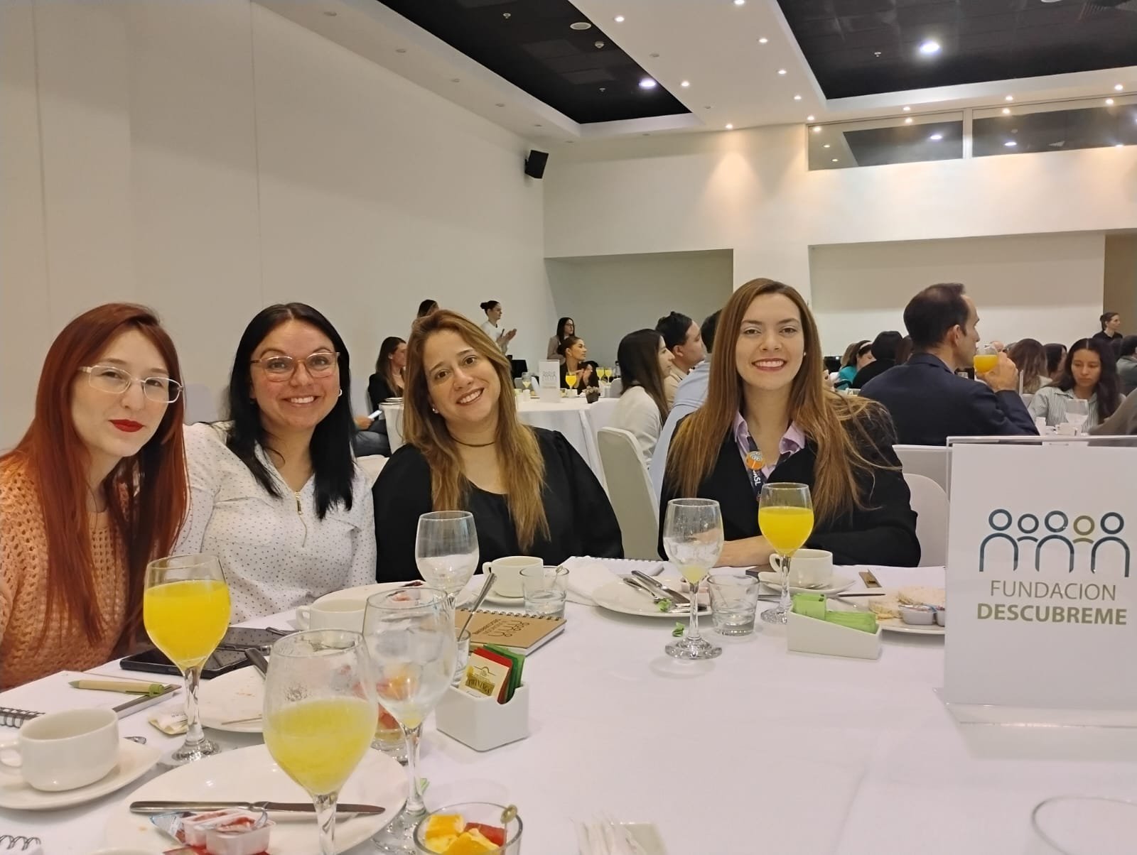 Andrea y participantes compartiendo durante un encuentro empresarial de Fundación Descúbreme