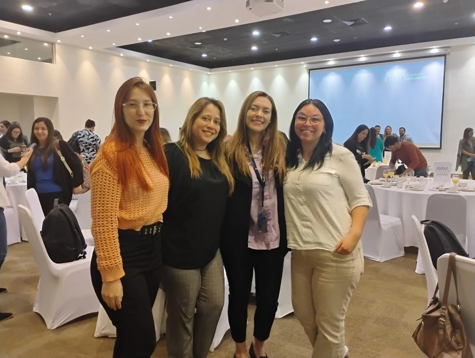 Andrea junto a participantes del encuentro empresarial de Fundación Descúbreme