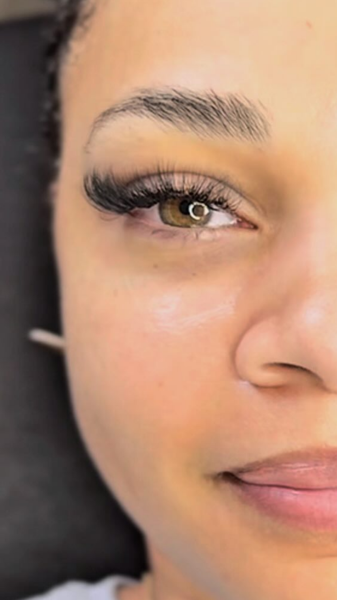 Book a Hybrid lash look!