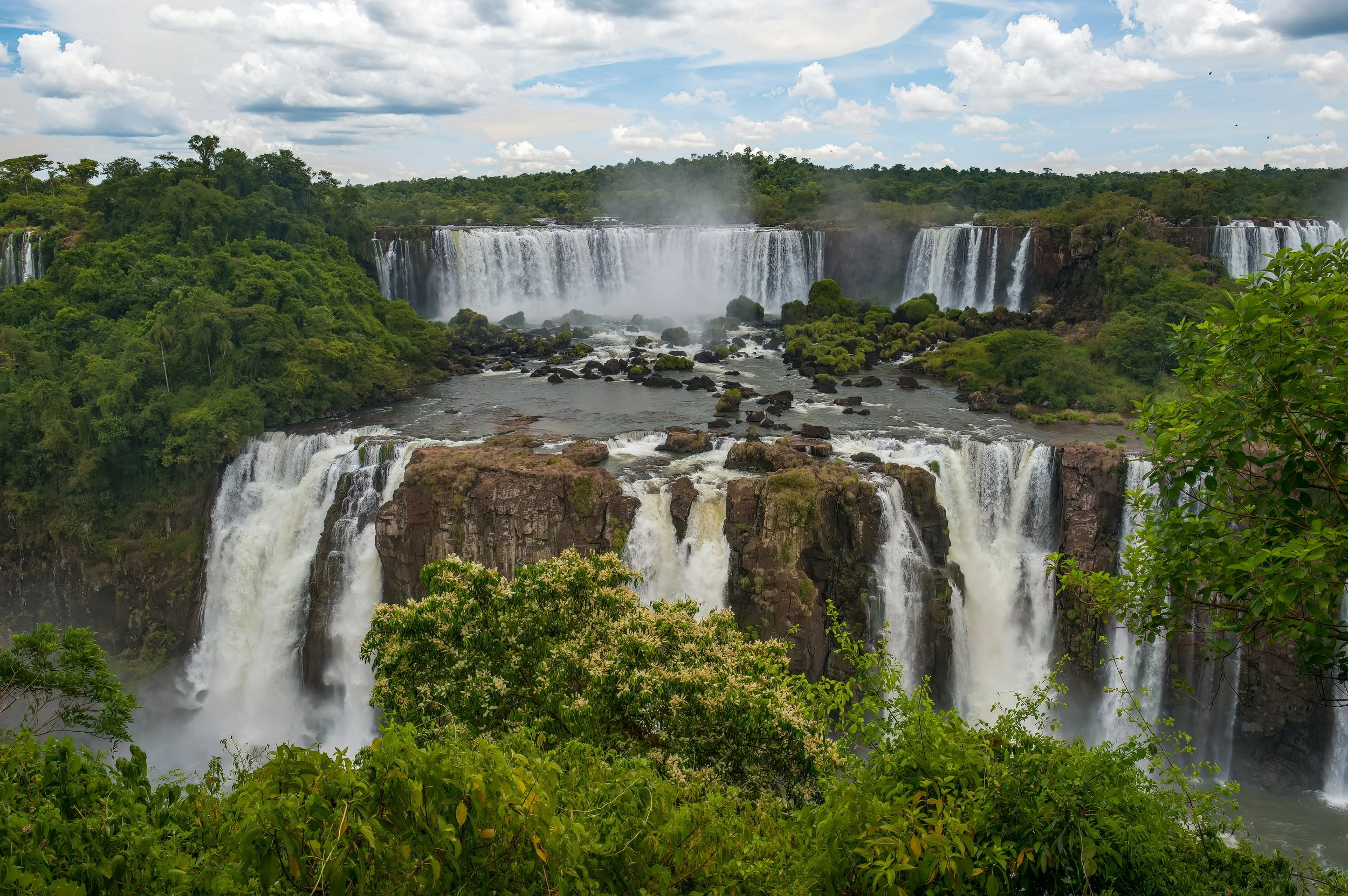 Panoramic view of Iguazú Falls from the walkway on the Brazilian side
