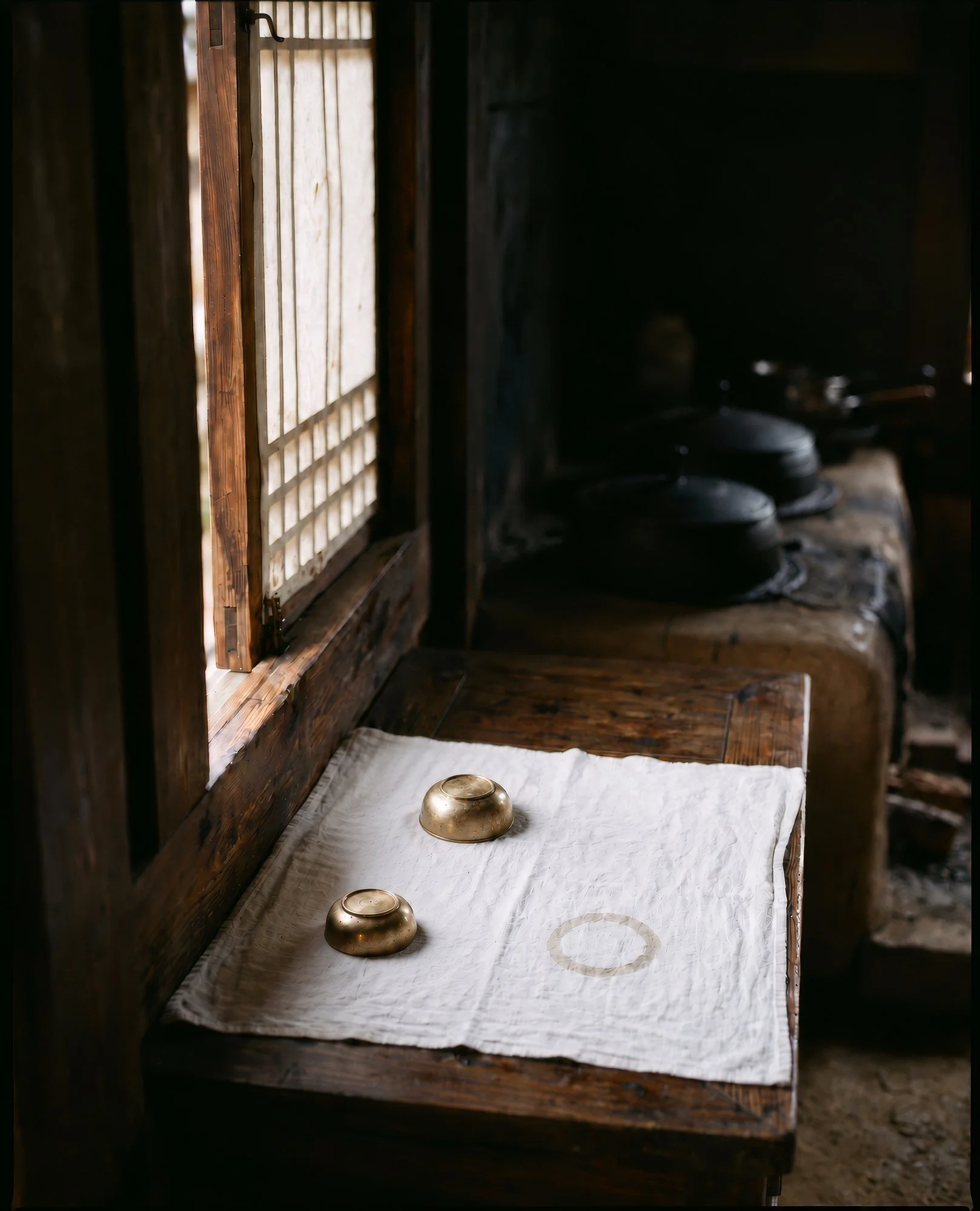 놋그릇 둘과 비어 있는 자리 Two Bowls and an Empty Ring