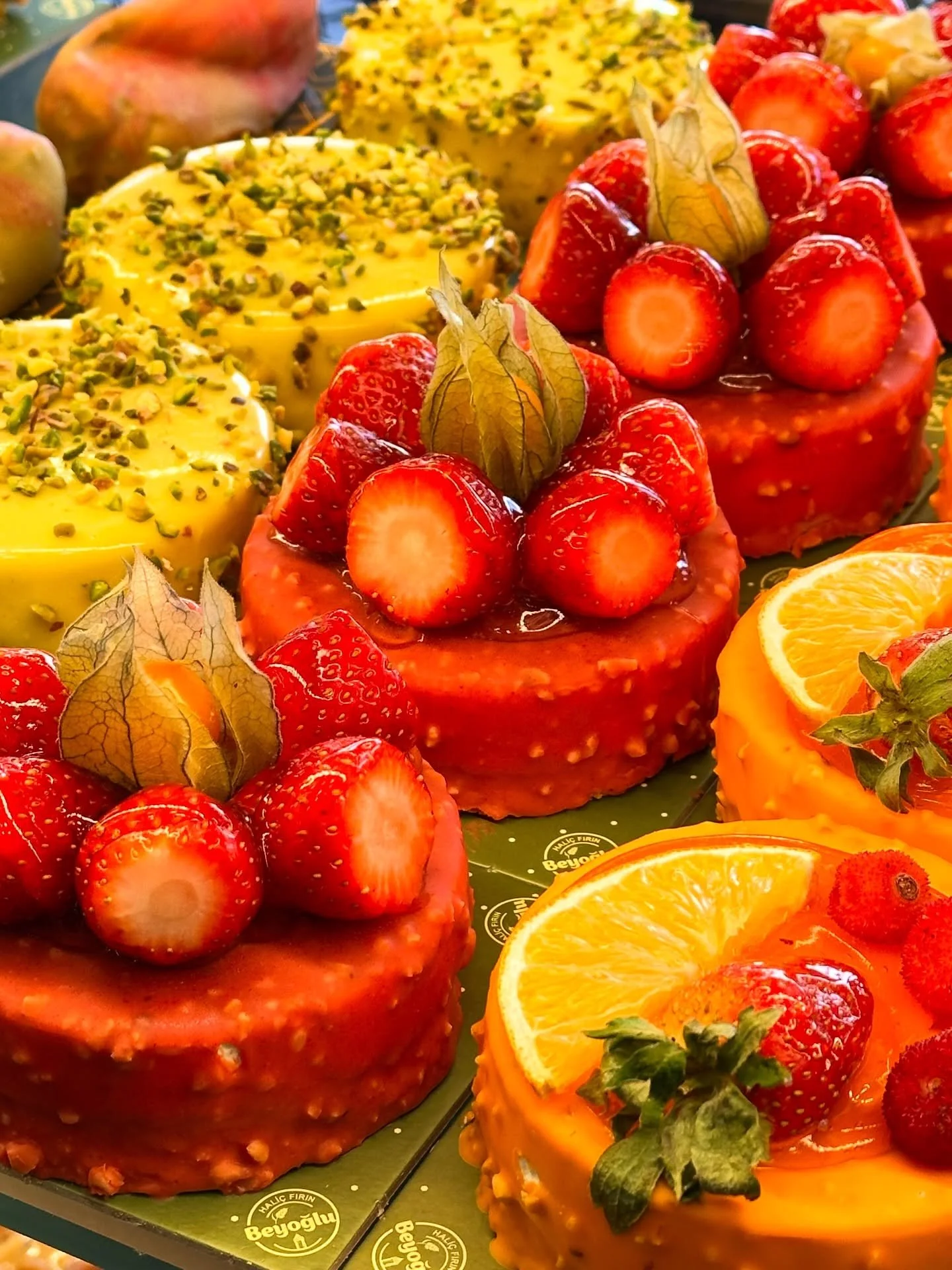 Çilek, portakal ve fıstık detaylarıyla Haliç Fırın tekli pasta çeşitleri