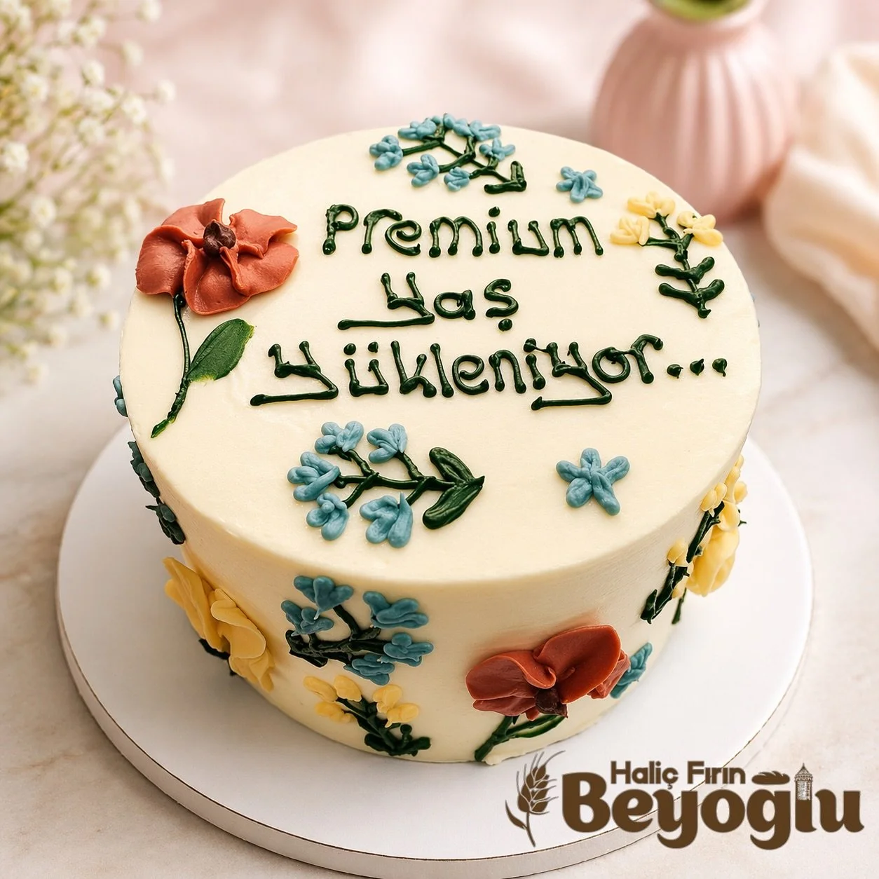 Renkli çiçeklerle süslenmiş esprili doğum günü pastası