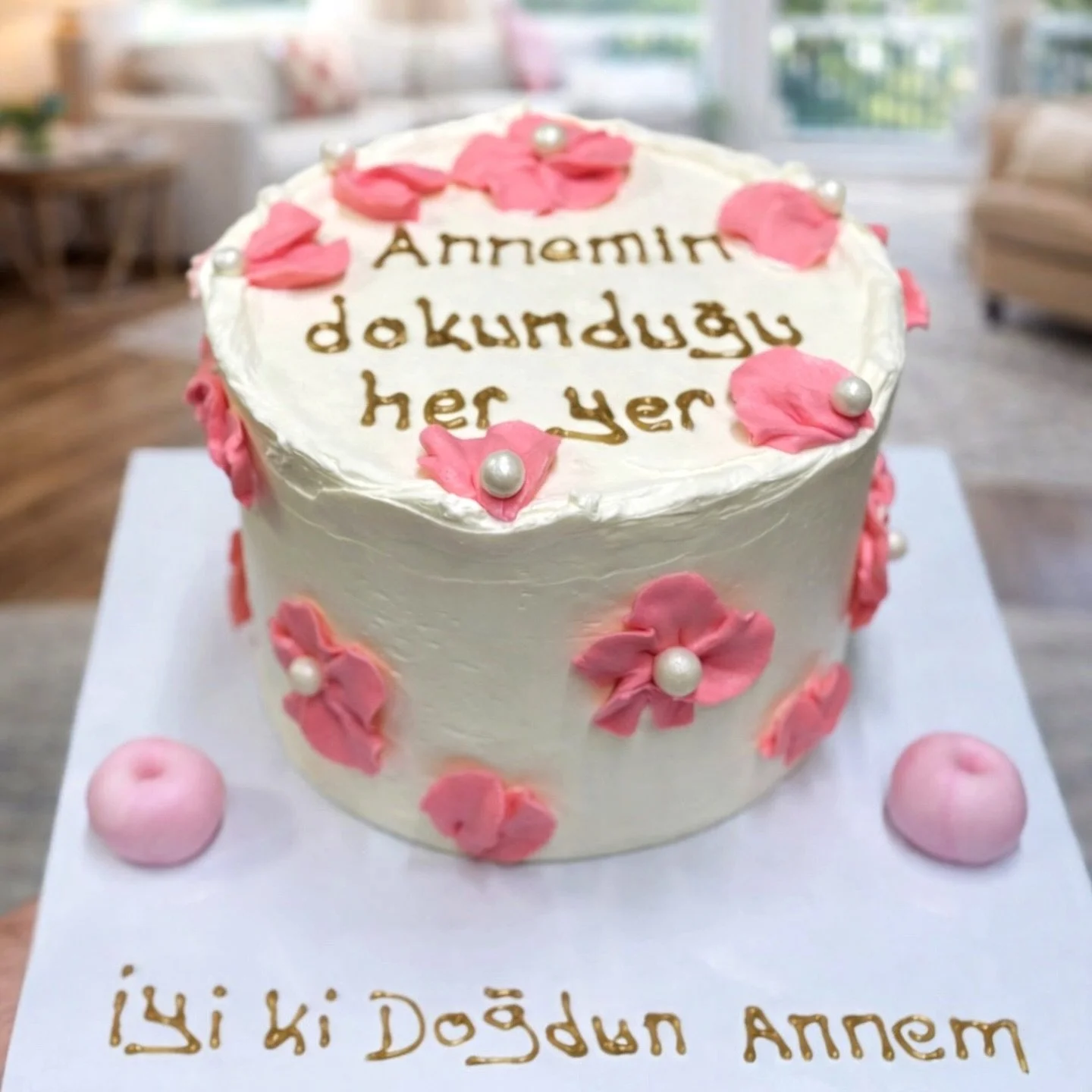 Pembe çiçek ve inci detaylarıyla anneye özel beyaz pasta