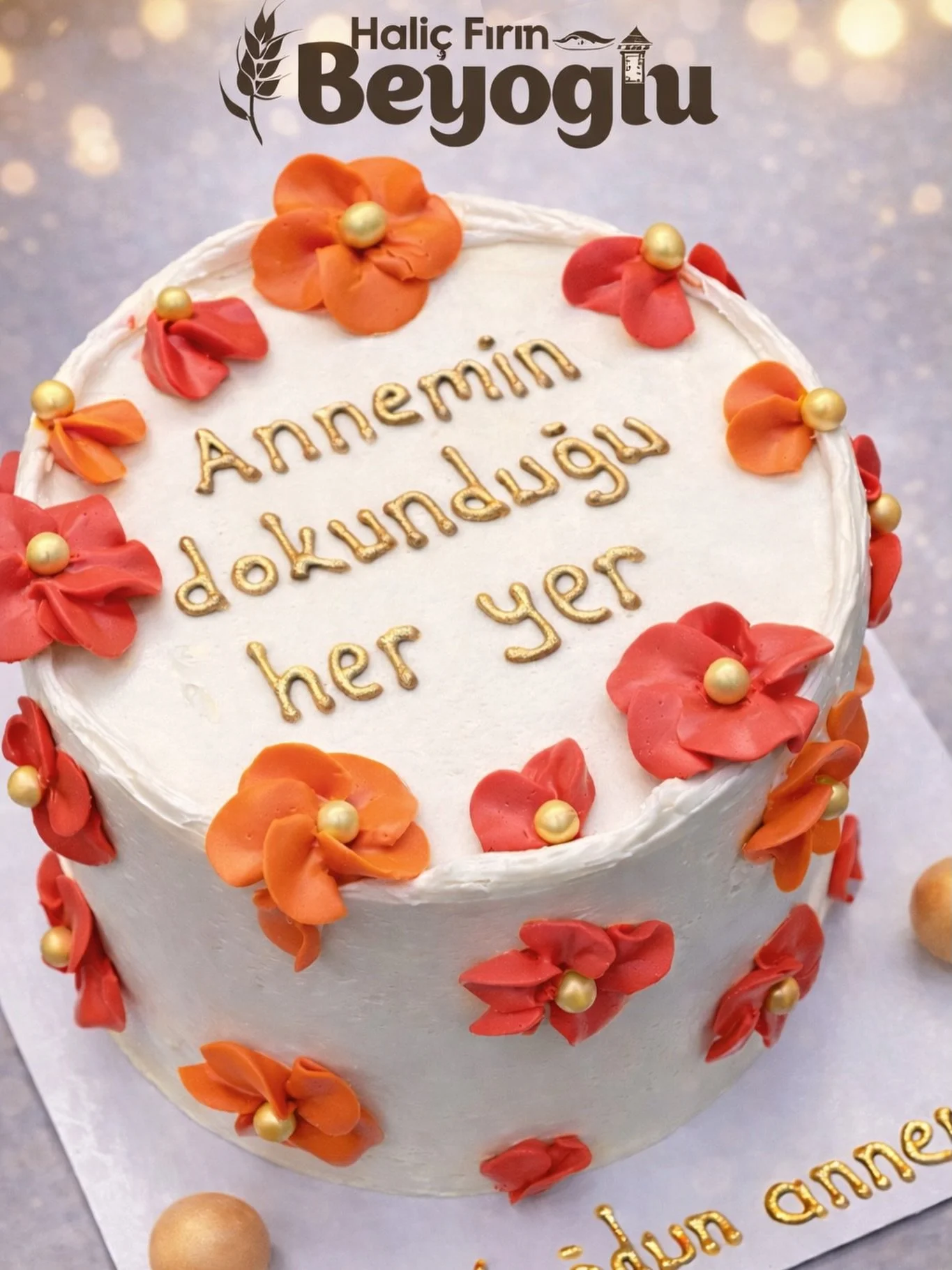 Turuncu çiçeklerle anneye özel mesajlı beyaz pasta
