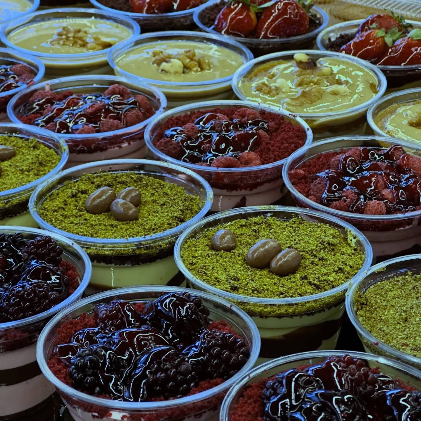 Meyveli, fıstıklı ve kremalı cup tatlı çeşitleri