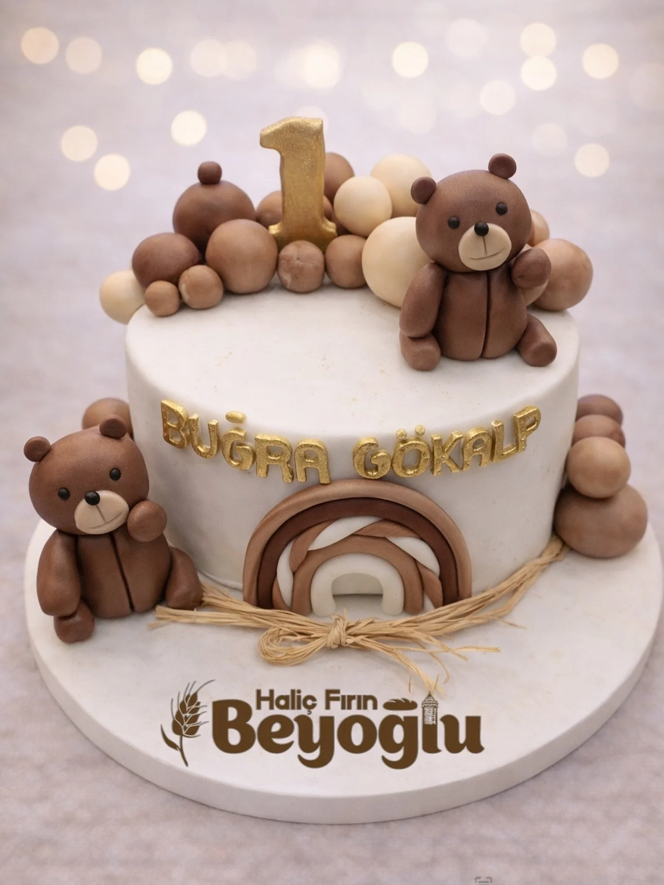Ayıcık figürlü, krem ve kahverengi tonlarında bir yaş pastası