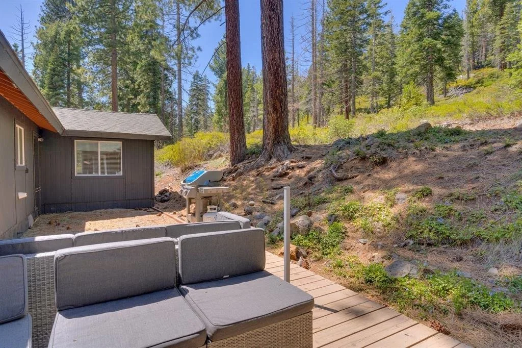 Backyard and outdoor space at 1335 N Lake Blvd