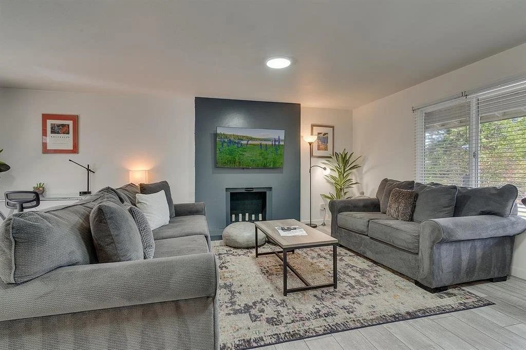 Living room with fireplace in the 2 bed / 2 bath vacation rental unit