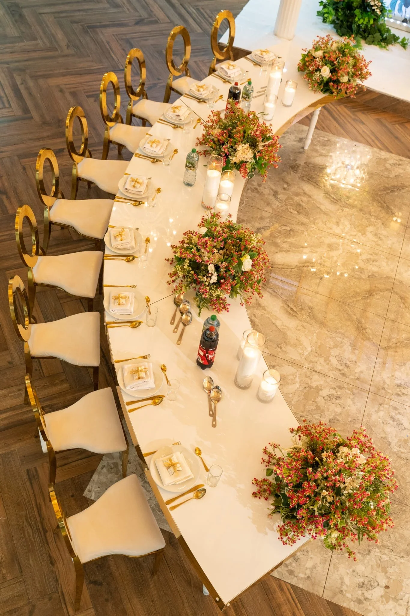 Curved head table with gold chairs