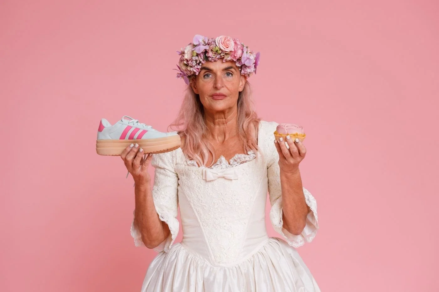 Alexandra genießt Kuchen im Barockkleid