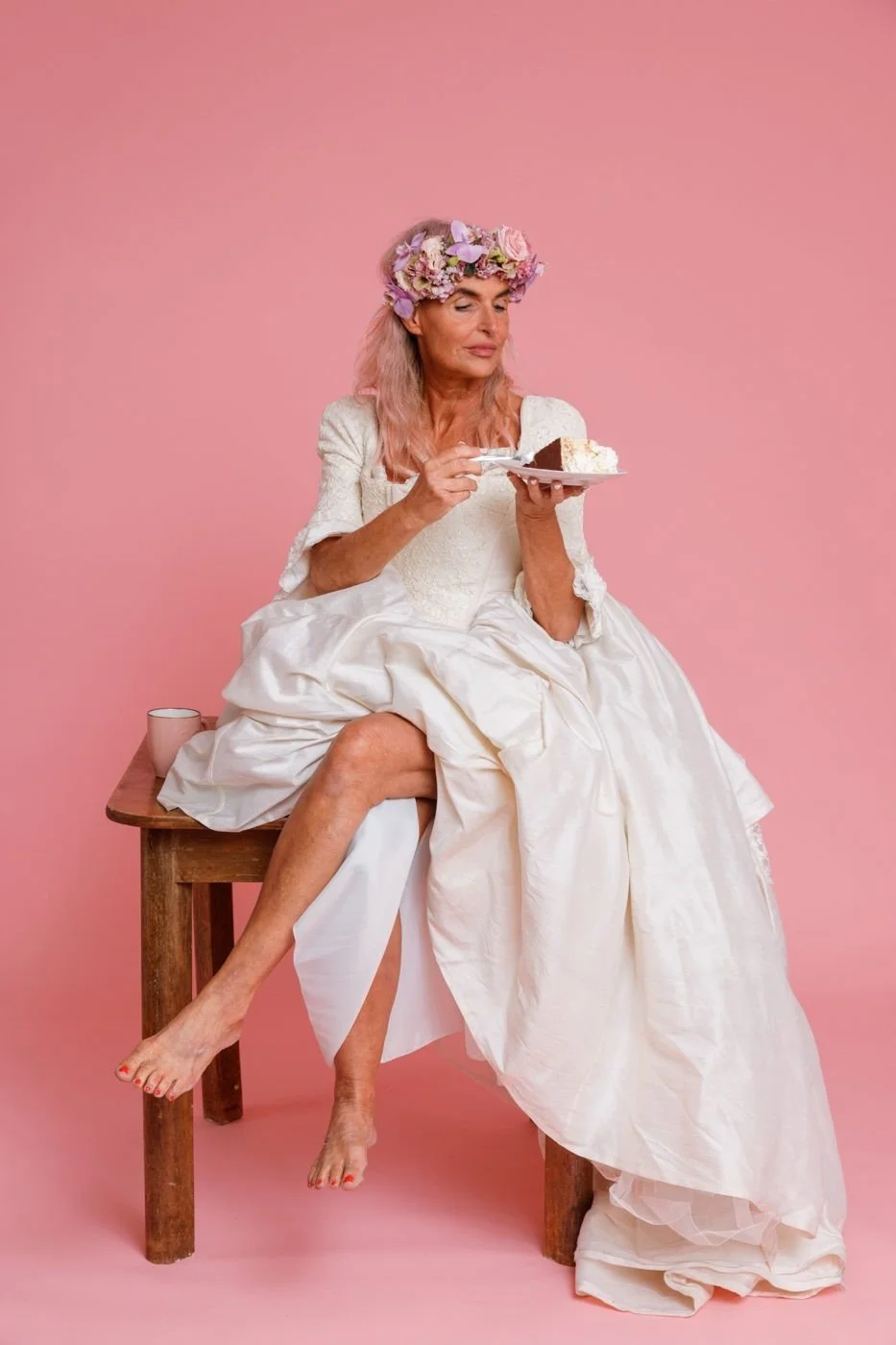 Alexandra genießt Kuchen im Barockkleid