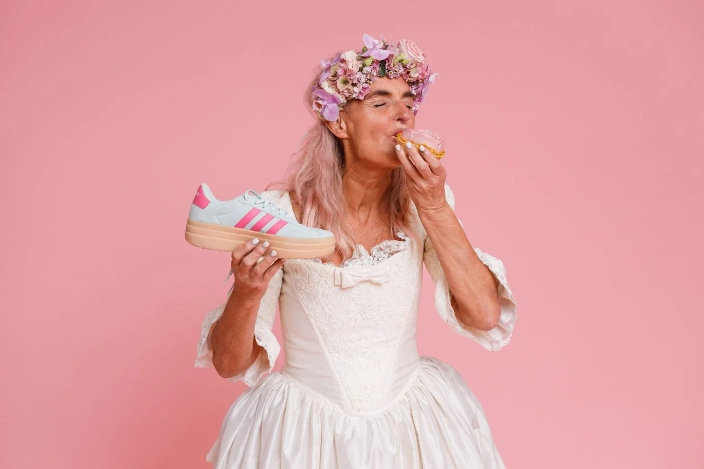 Alexandra genießt Kuchen im Barockkleid