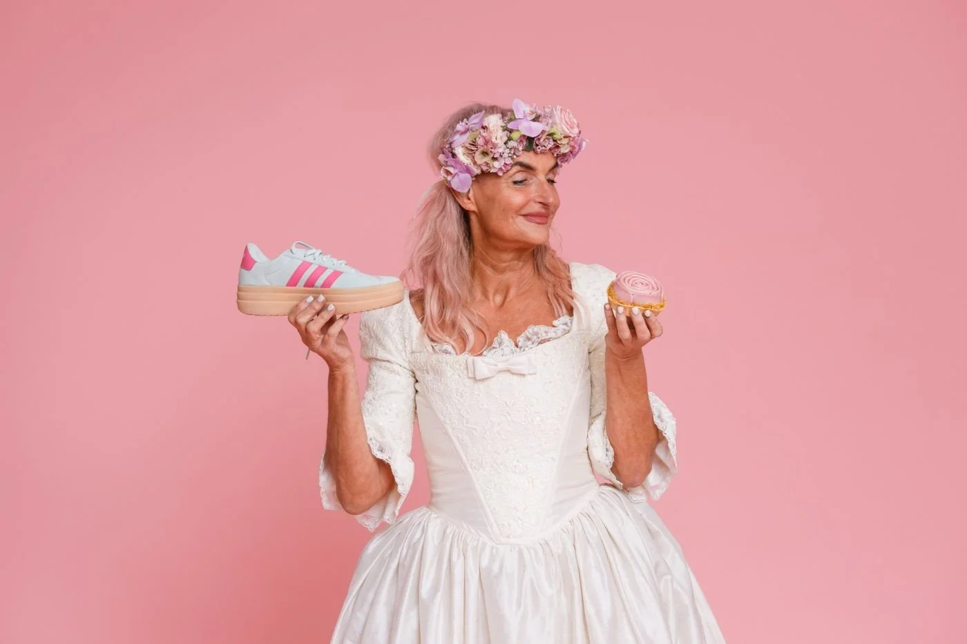 Alexandra im weißen Kleid mit Kuchen