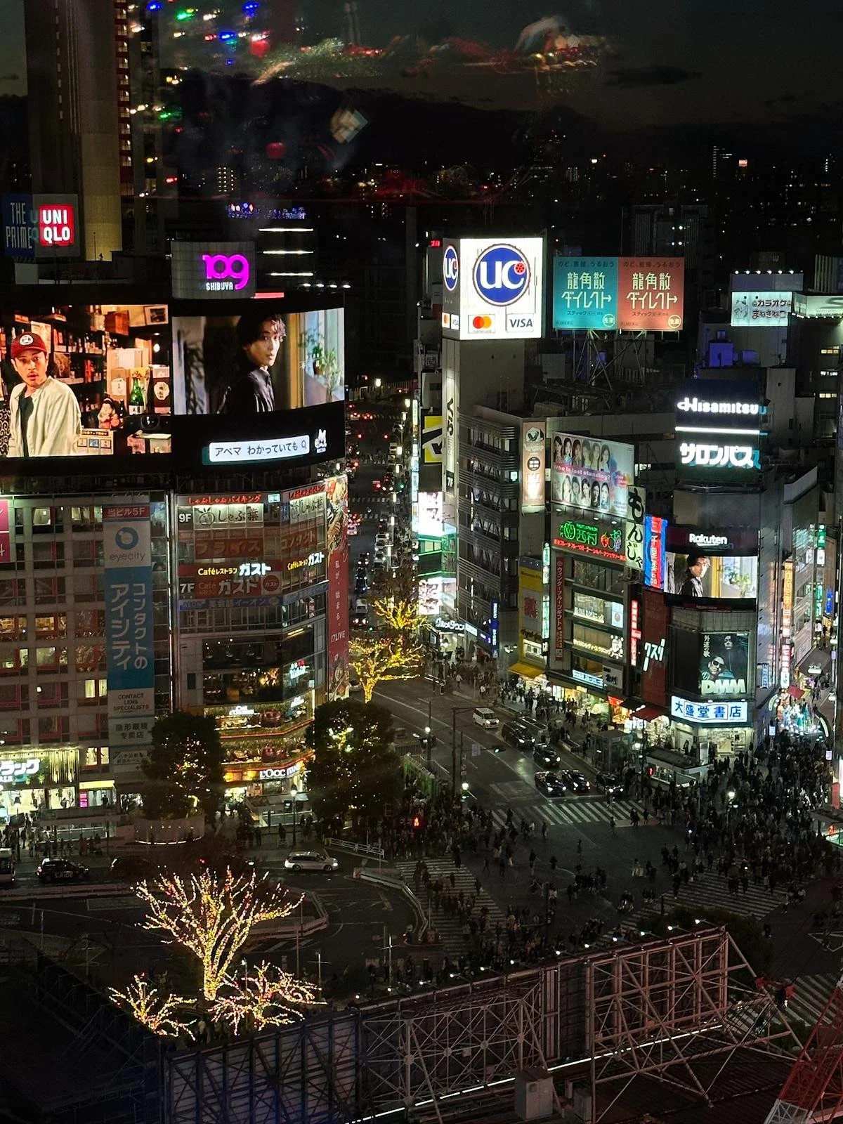Vista noturna de Tóquio com letreiros luminosos e arranha-céus modernos