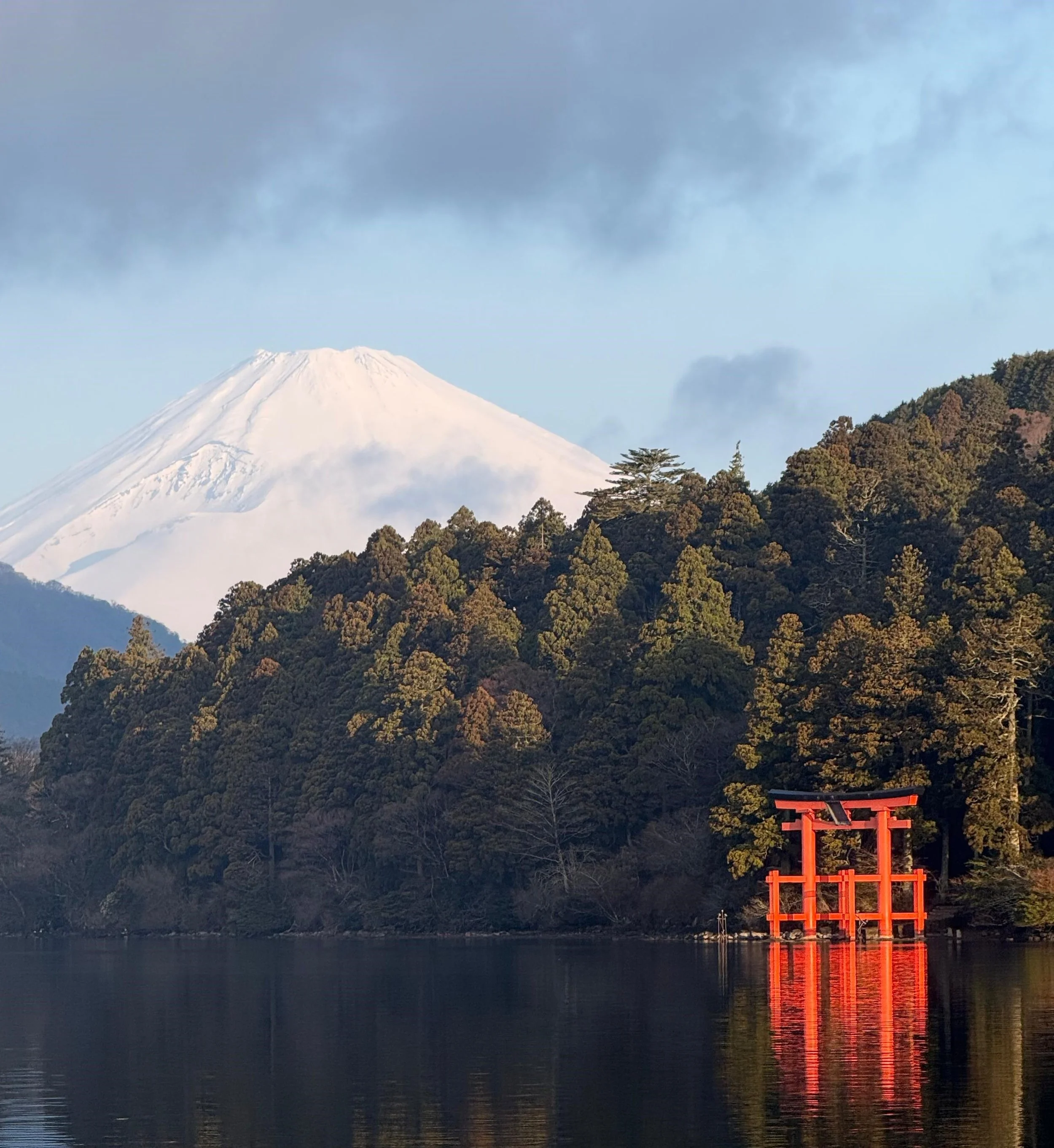 Vista do Monte Fuji com floresta e torii vermelho em Hakone