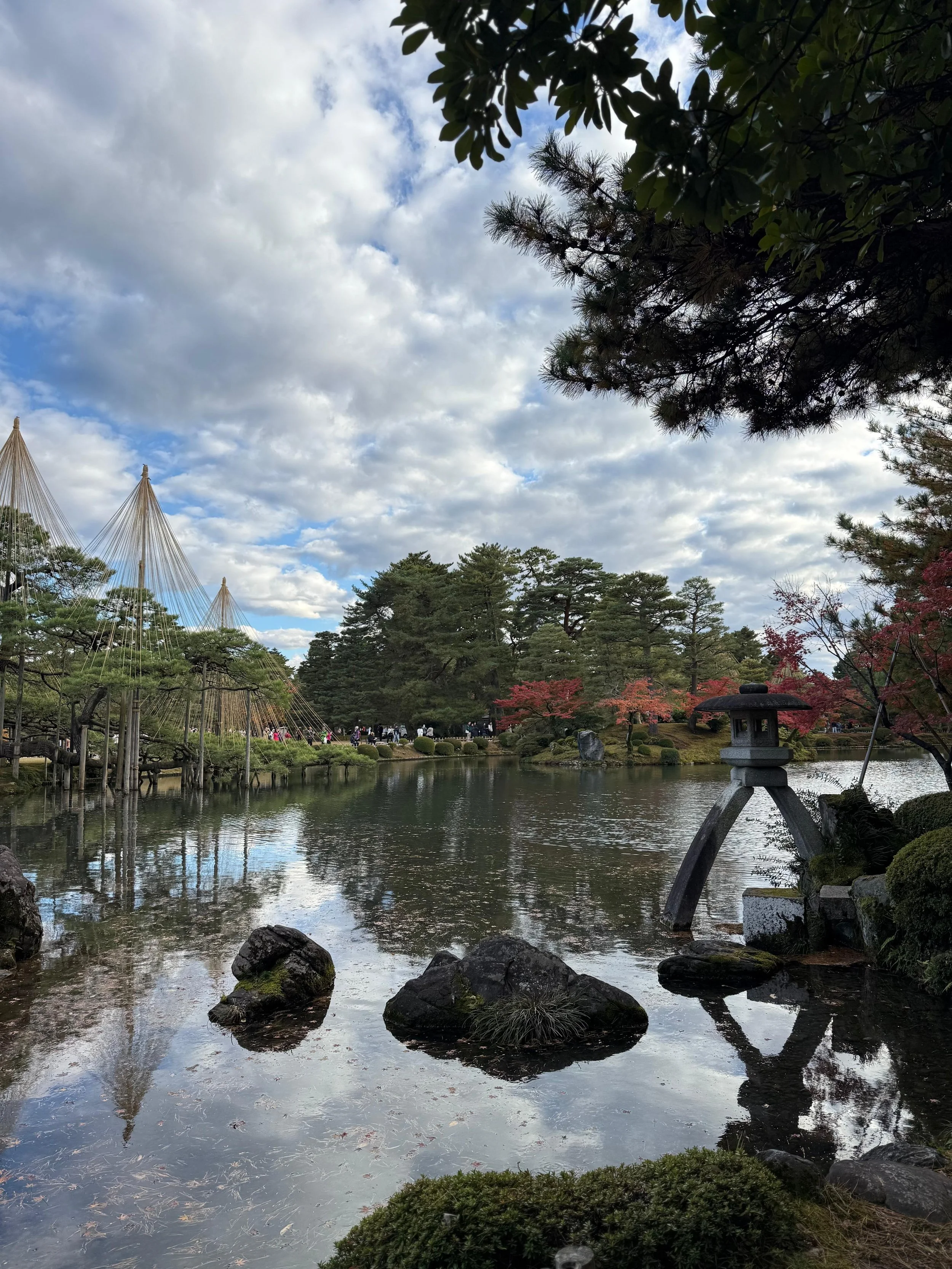 Jardim tradicional de Kanazawa com lago e paisagem japonesa preservada