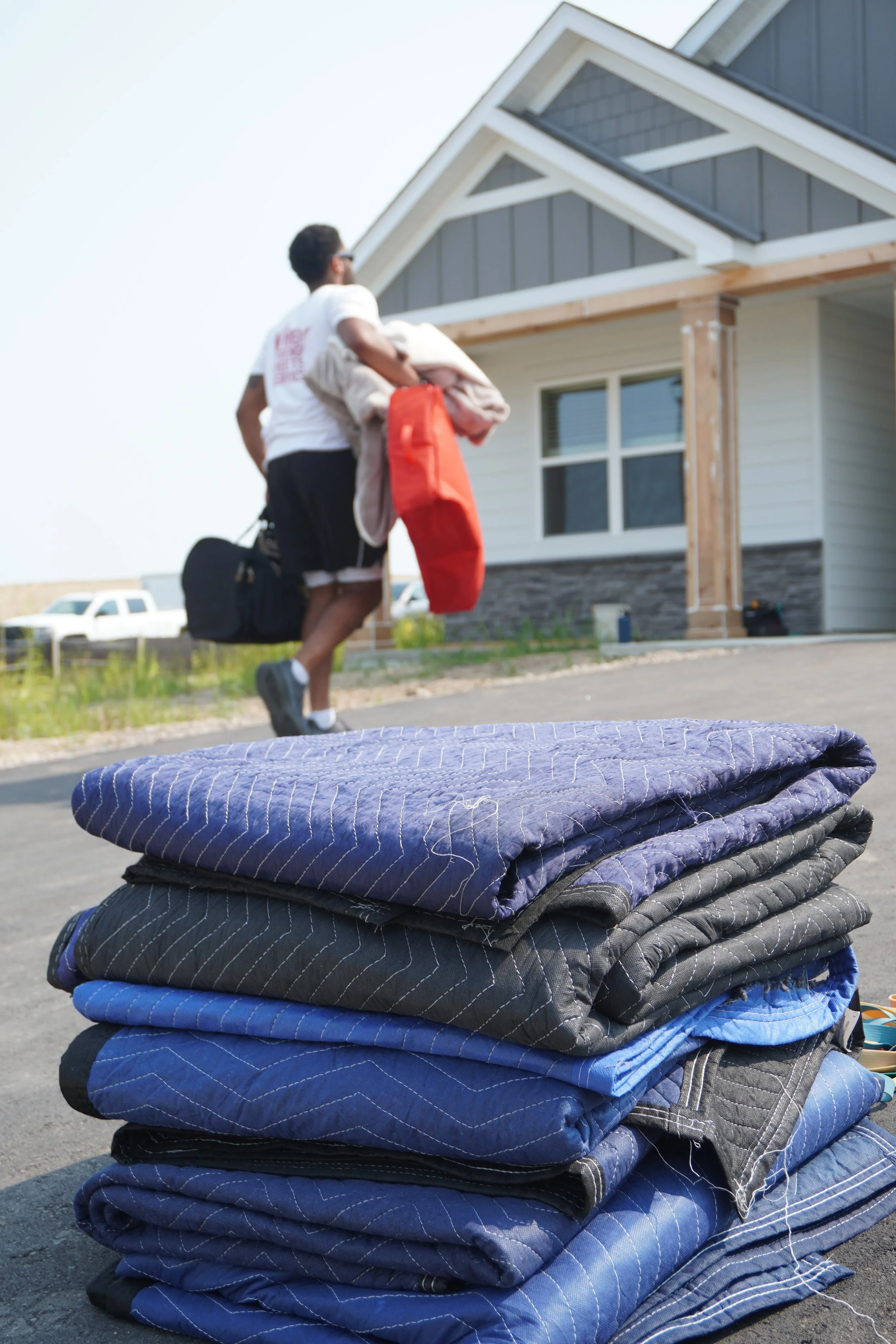 CPM mover carrying furniture