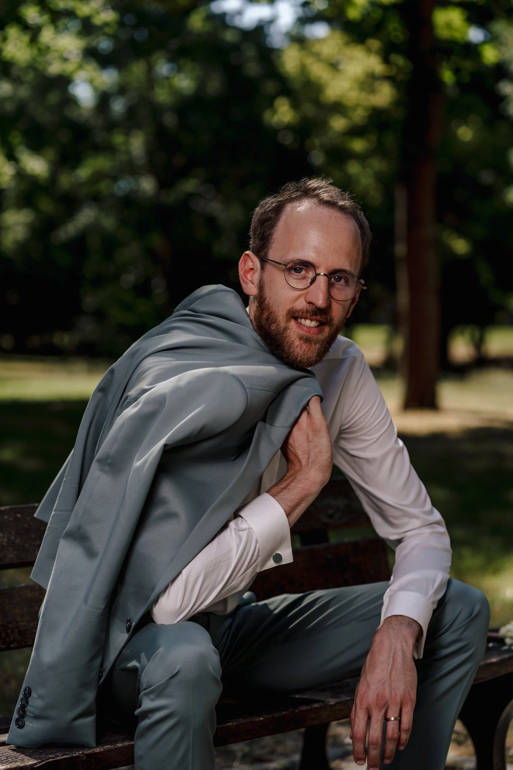 Portrait du marié, veste sur l’épaule