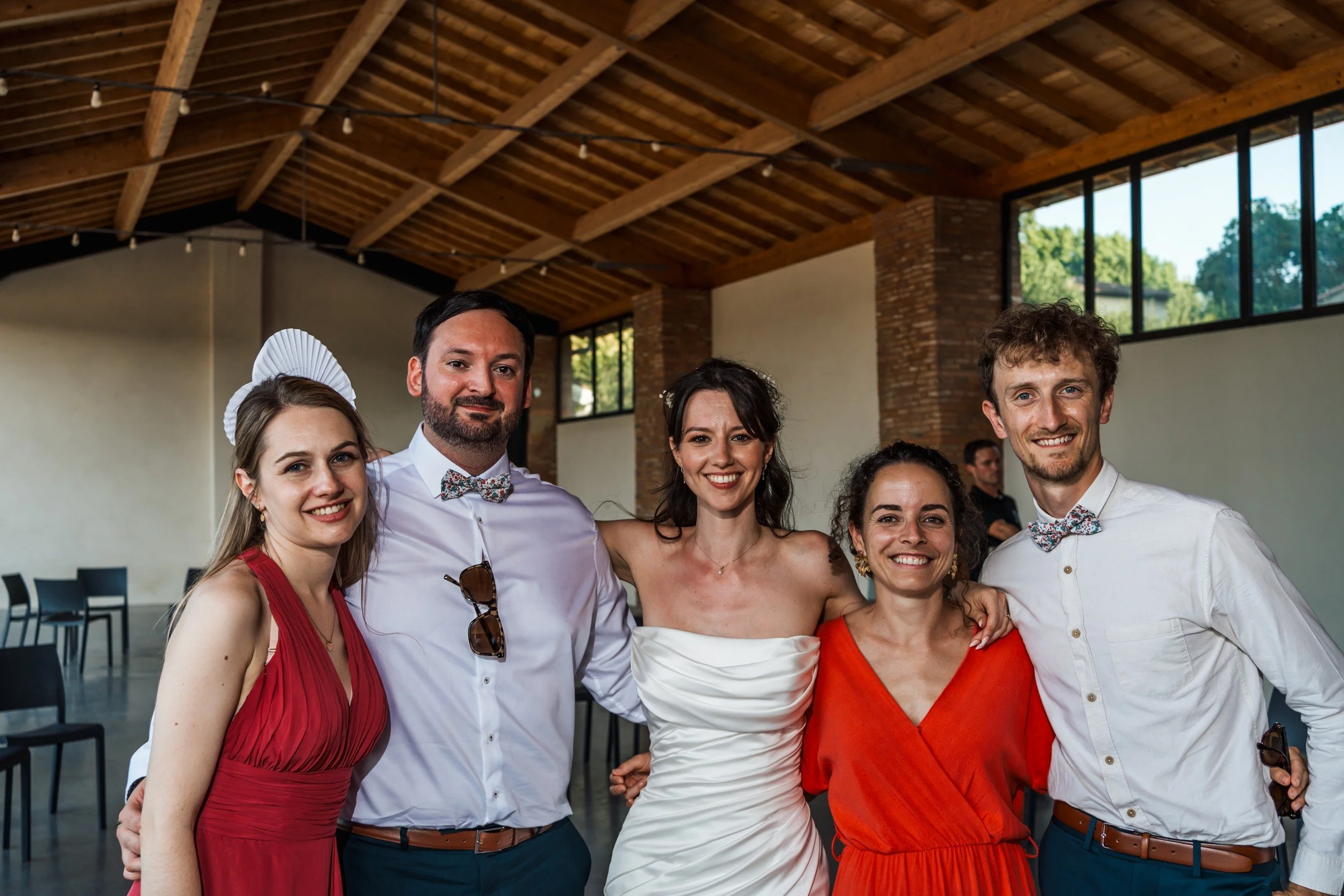 Les amis réunis pour une photographie joyeuse