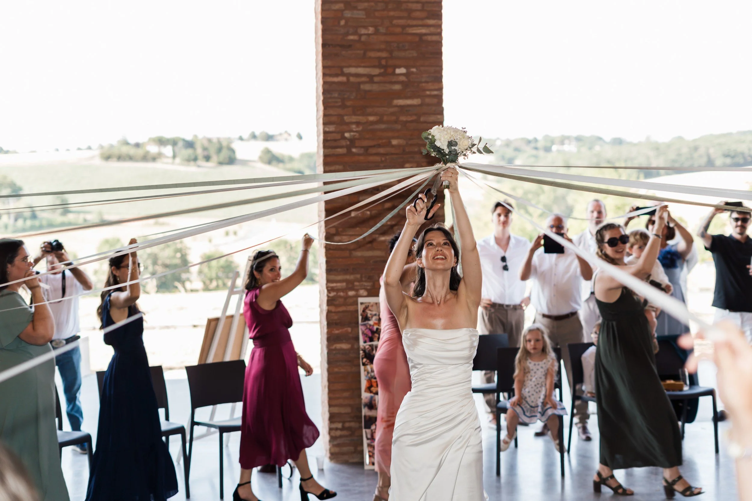 La joie de Clémence pendant le jeu du bouquet