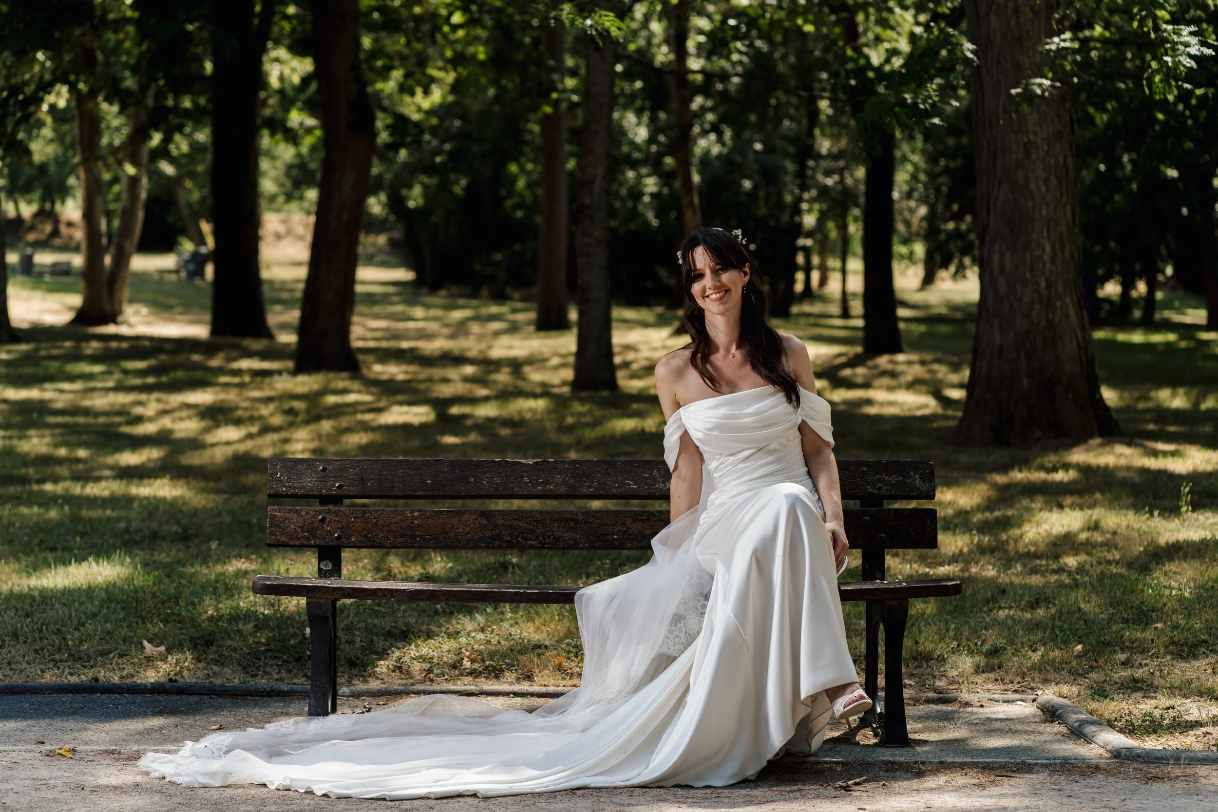 Clémence sur un banc au milieu du jardin