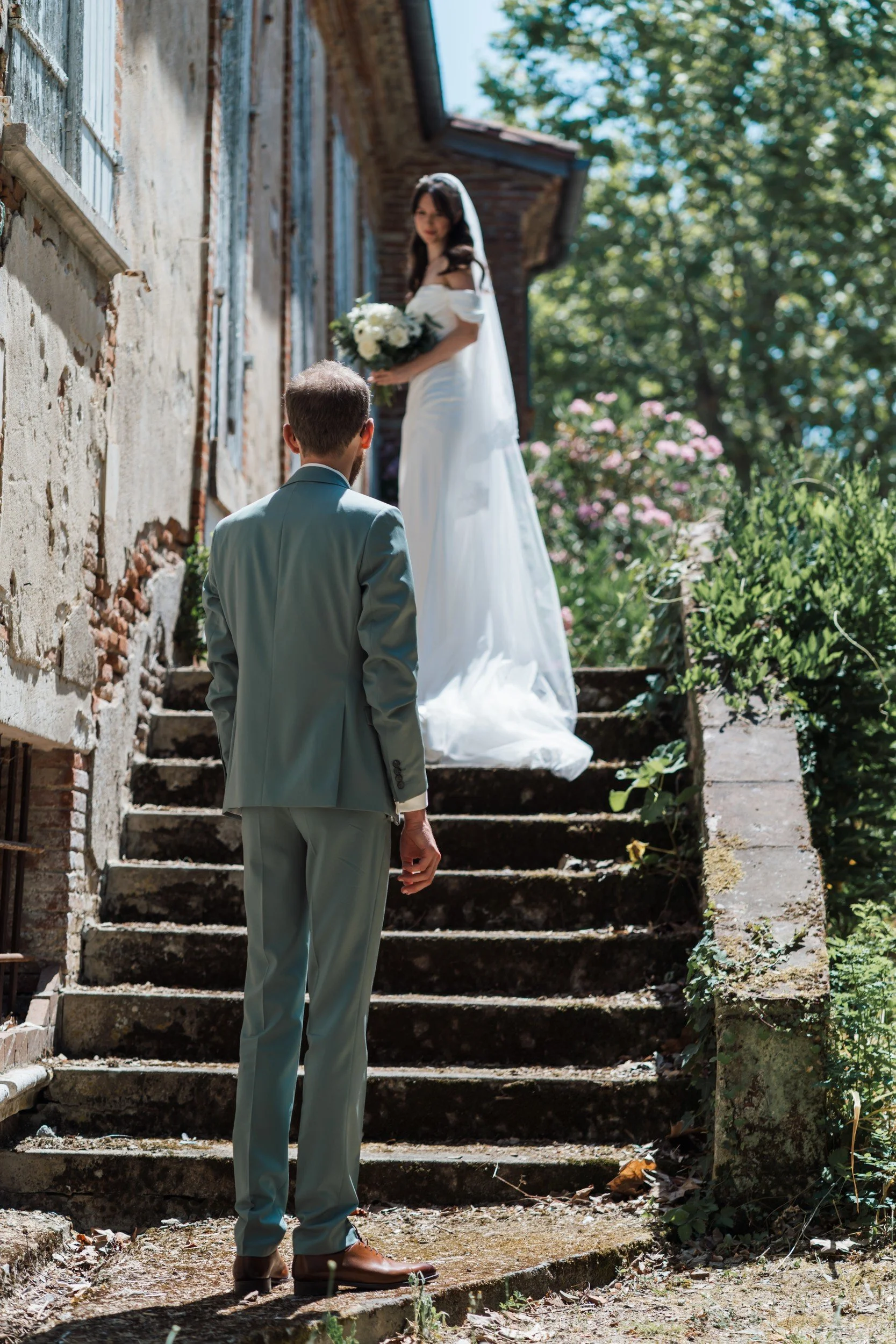 Premier regard des mariés dans un escalier