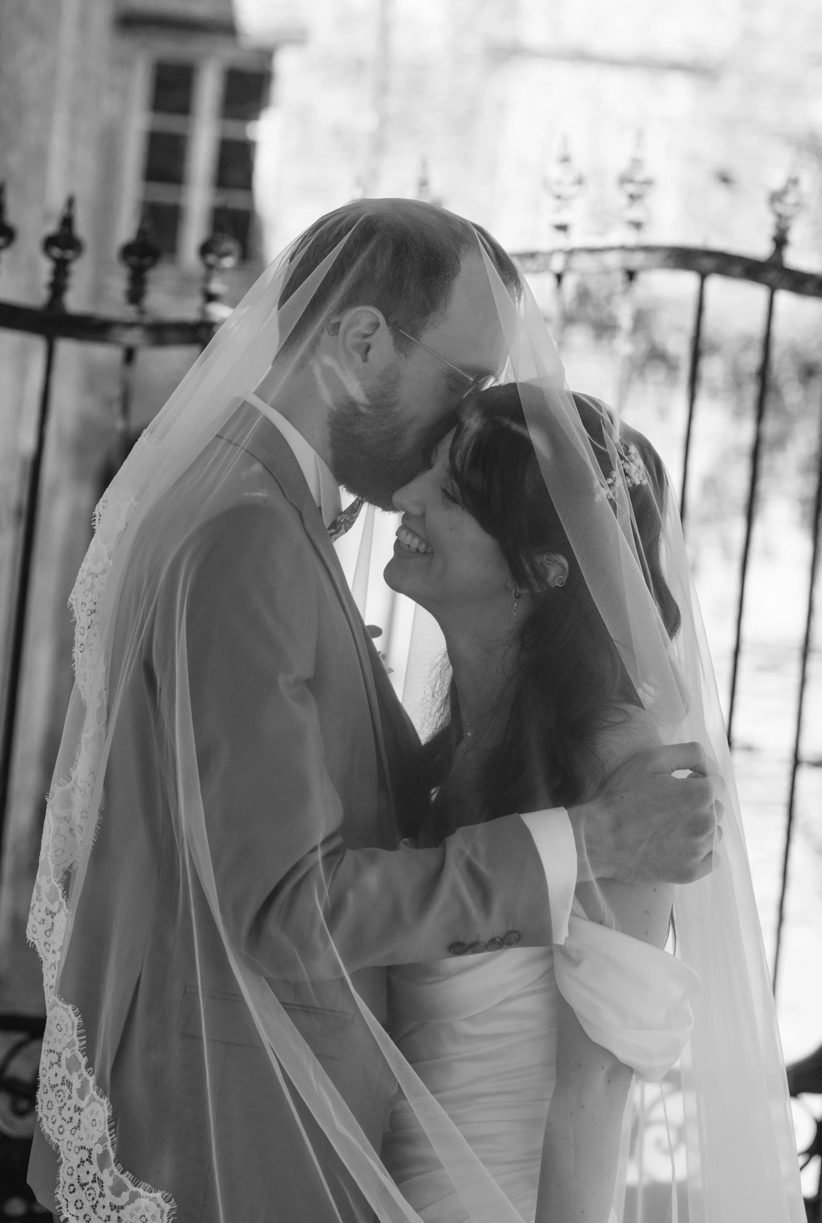 Les mariés sous le voile, en noir et blanc