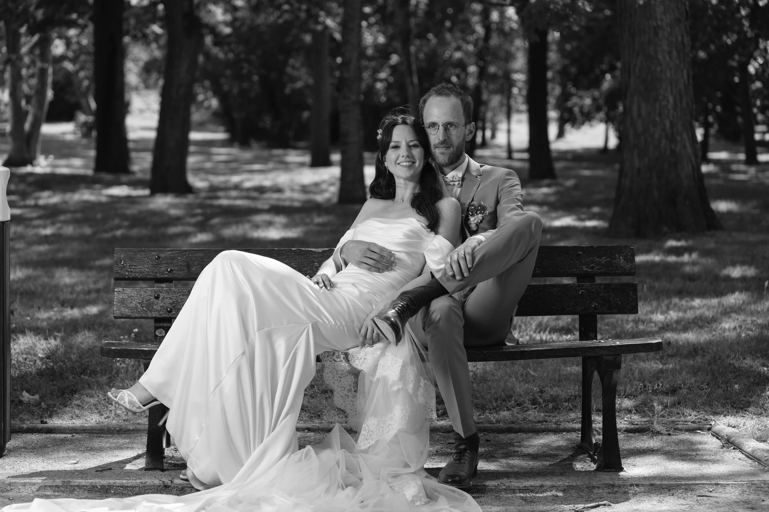 Les mariés sur un banc, en noir et blanc