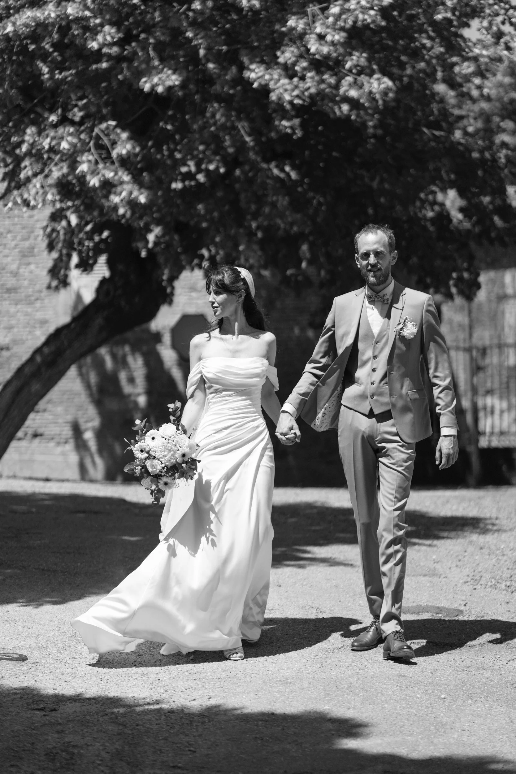 La robe accompagne les pas de la mariée, en noir et blanc