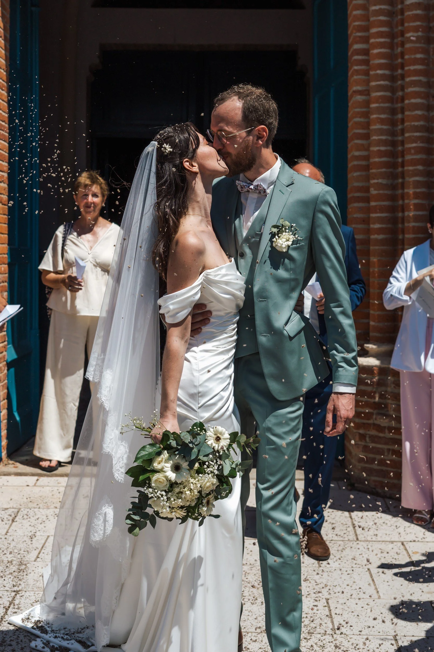 Baiser des mariés sous les confettis