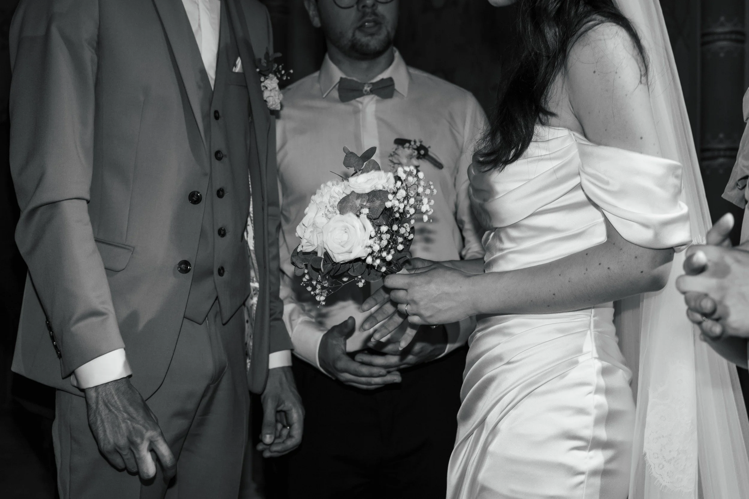 Bouquet et mains des mariés, en noir et blanc