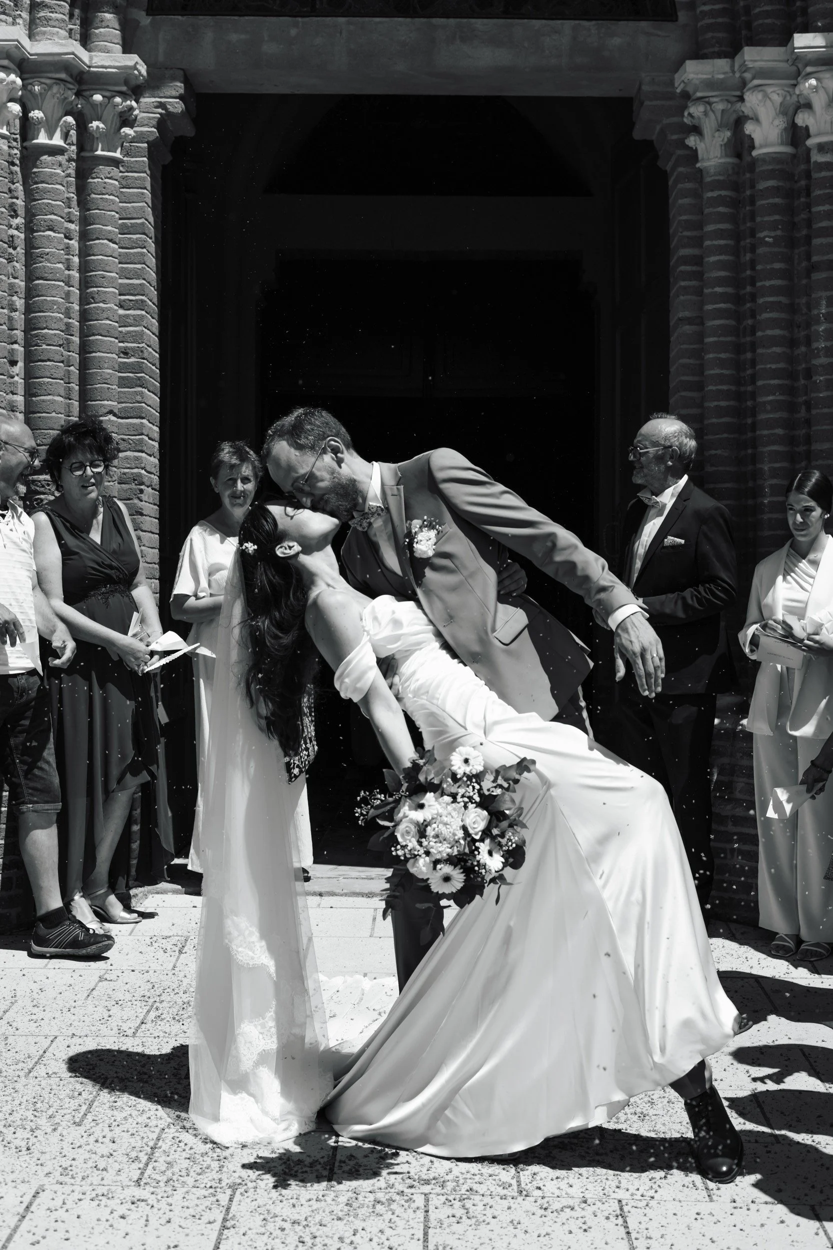 Un baiser en mouvement à la sortie de l’église