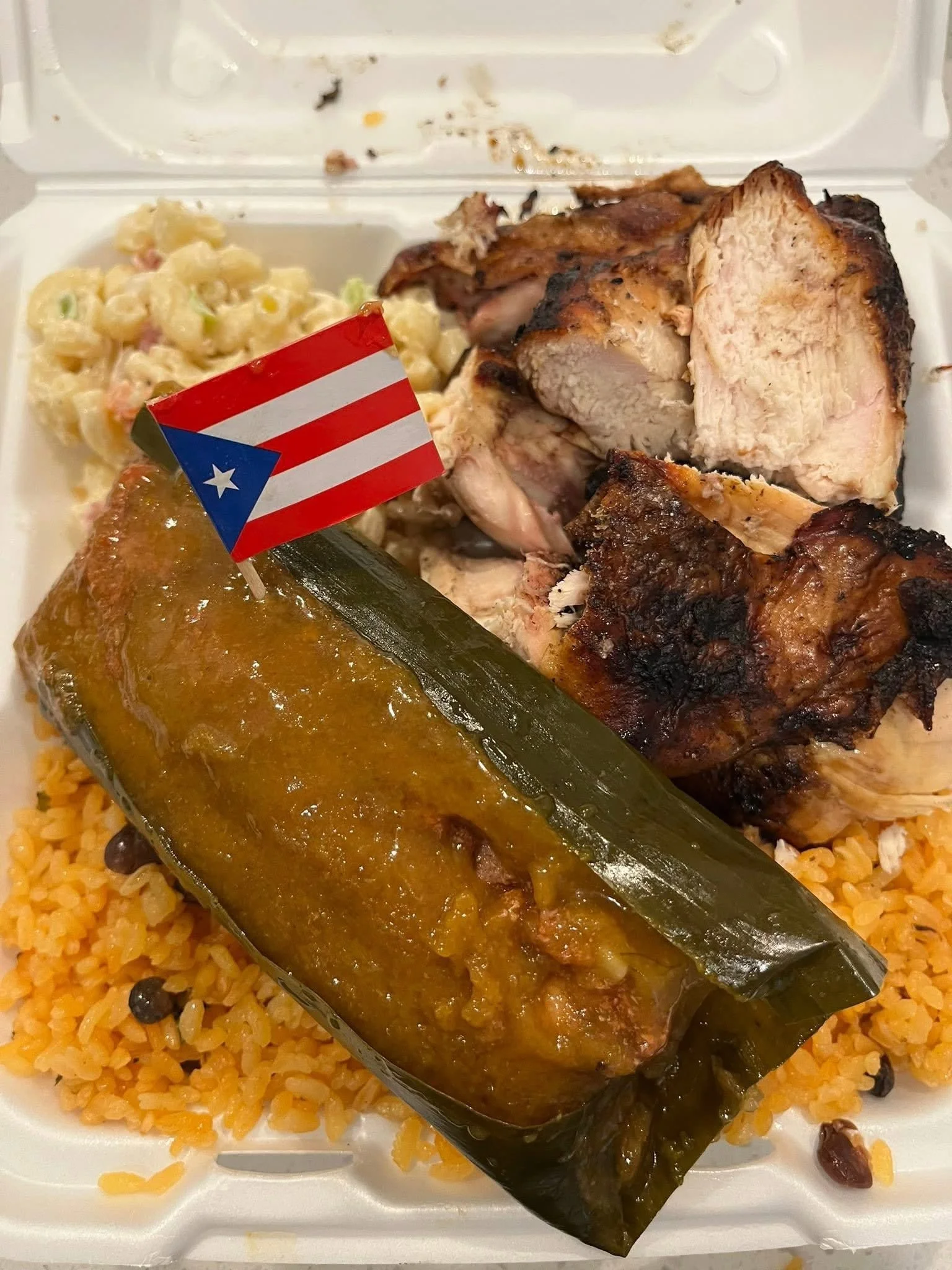 Plato puertorriqueño con arroz, pastel, carne y ensalada de coditos