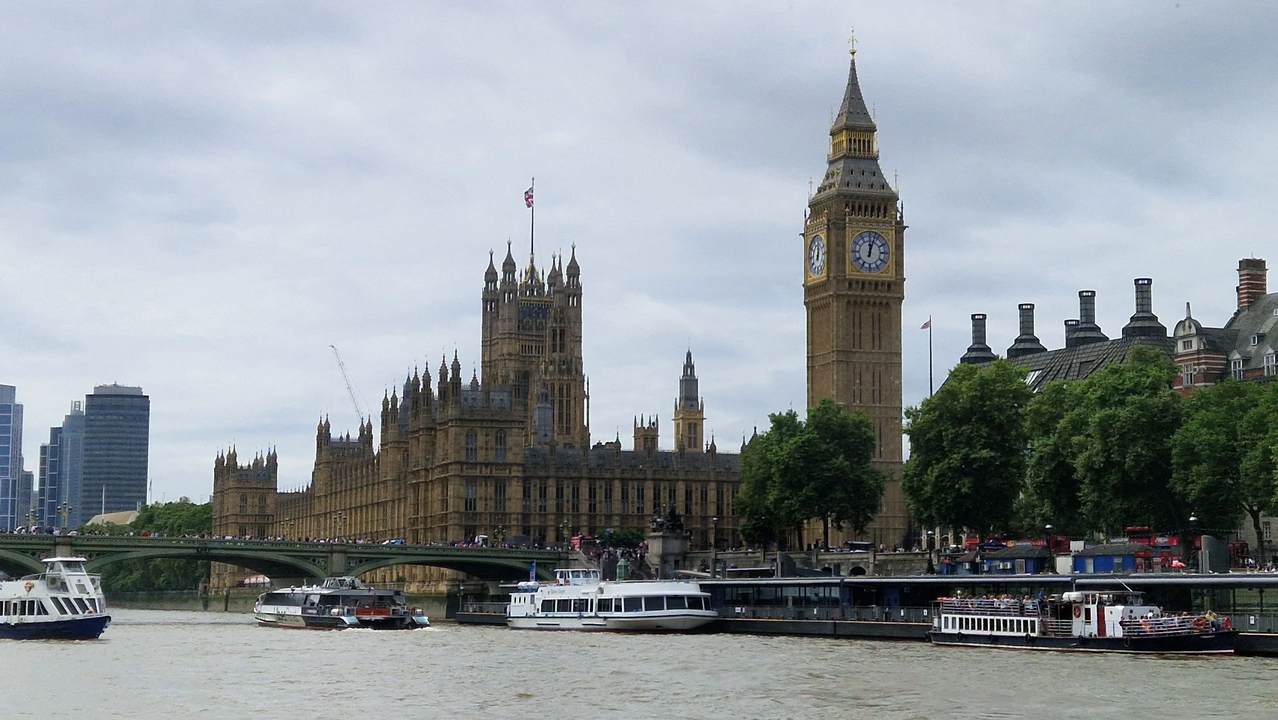 London Houses Of Parliment, Travelling Pandas in London