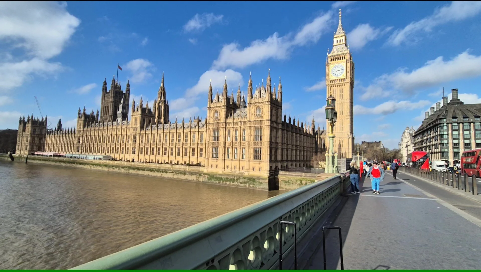 London Houses Of Parliment, Travelling Pandas in London