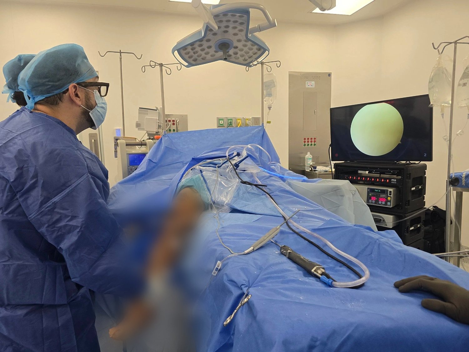 Dr. Israel Romo realizando una artroscopia de hombro en quirófano