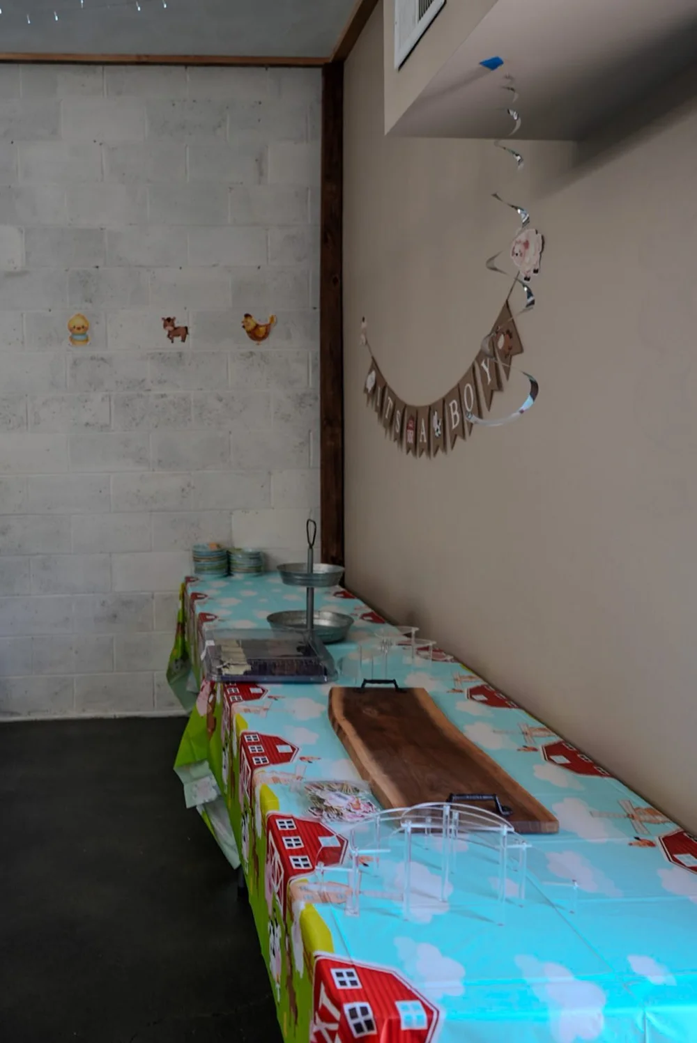 Balloon arch and gift table at a farm baby shower