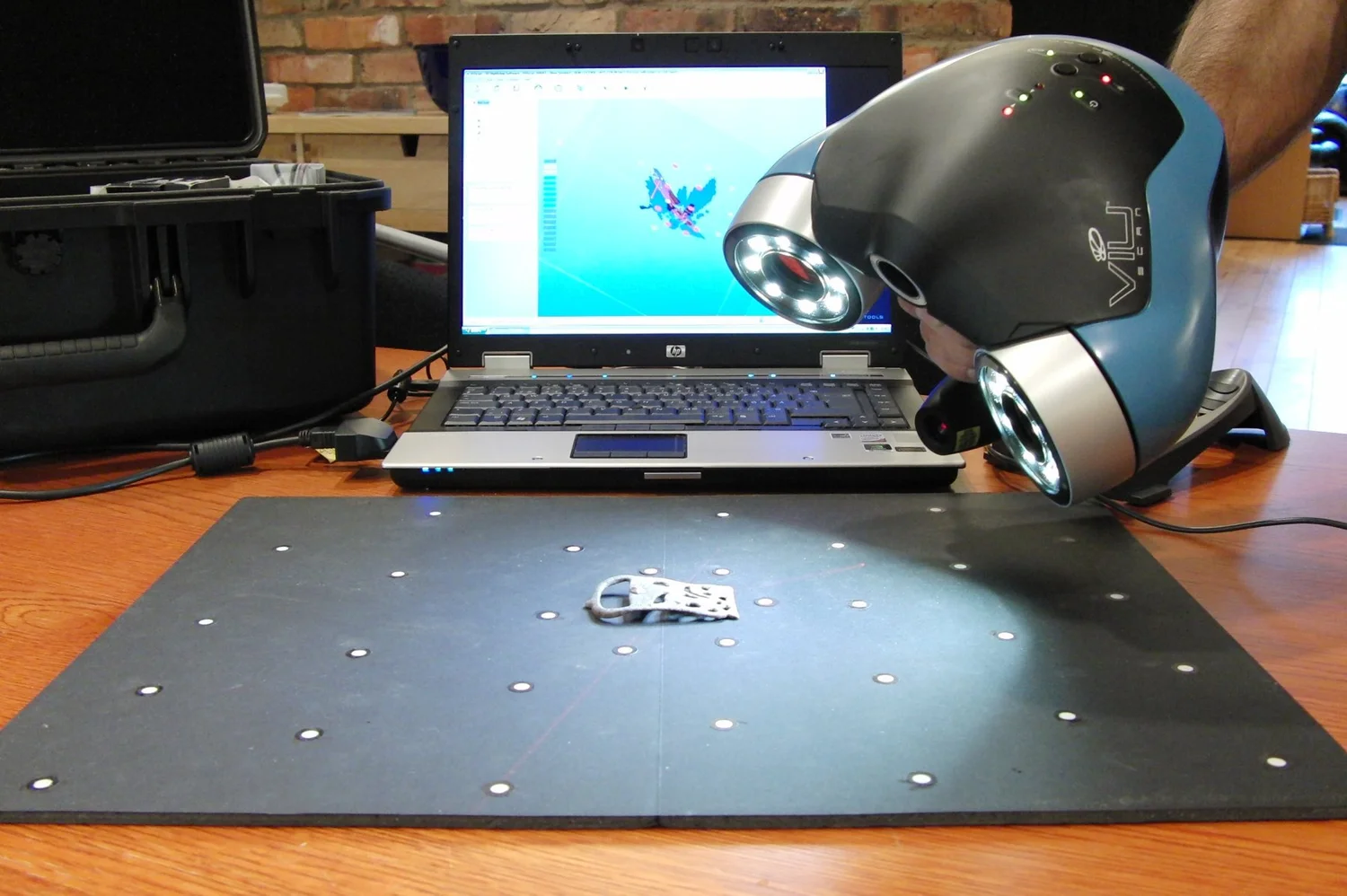 Handheld 3D scanner used for reverse engineering and precision part measurement