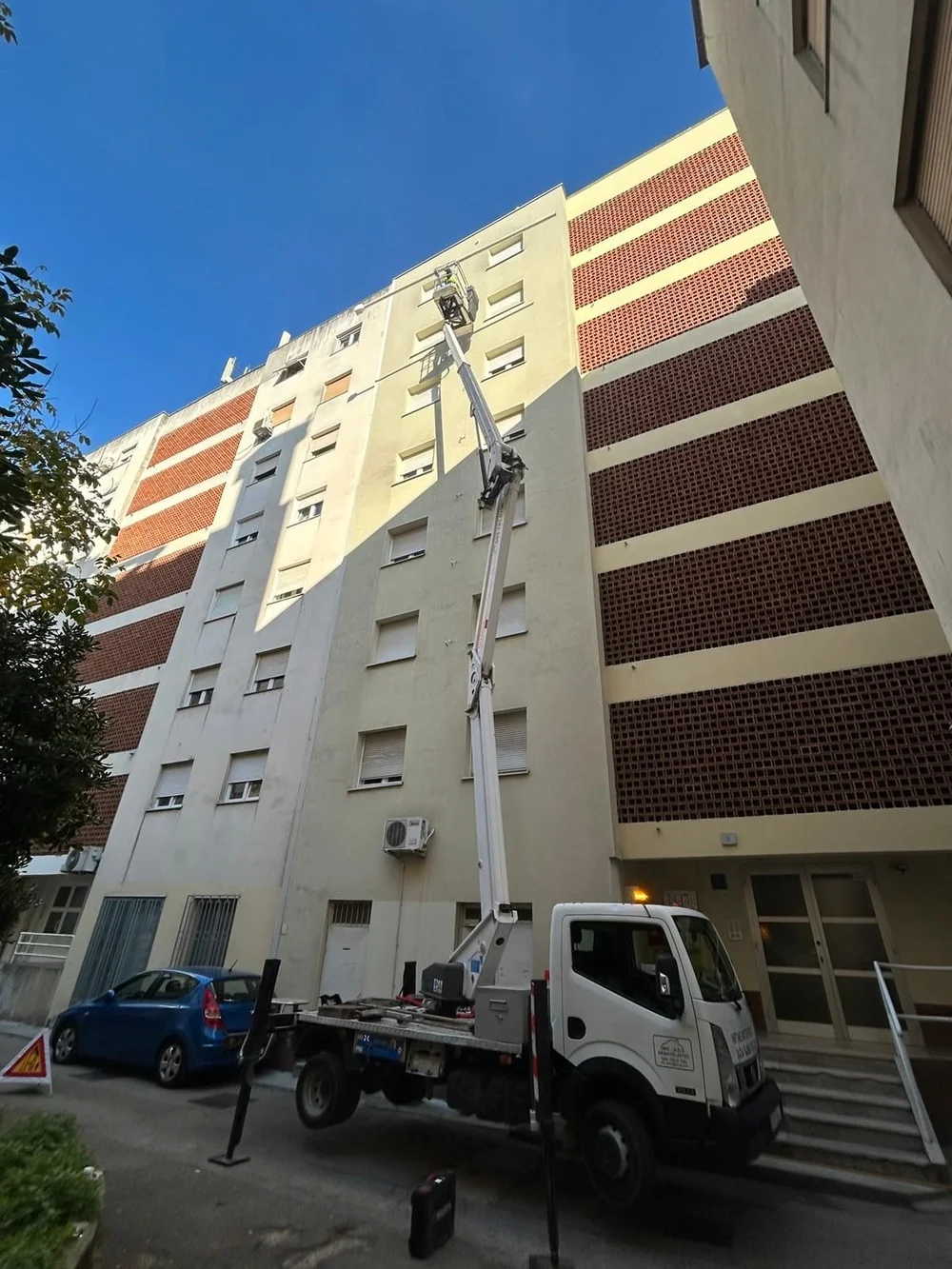 Radovi na fasadi stambene zgrade