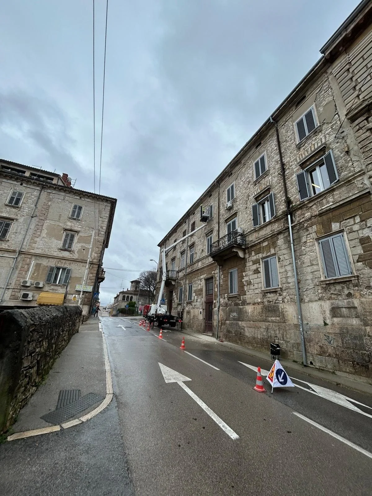 Radovi na fasadi u Puli s auto-ko&scaron;arom