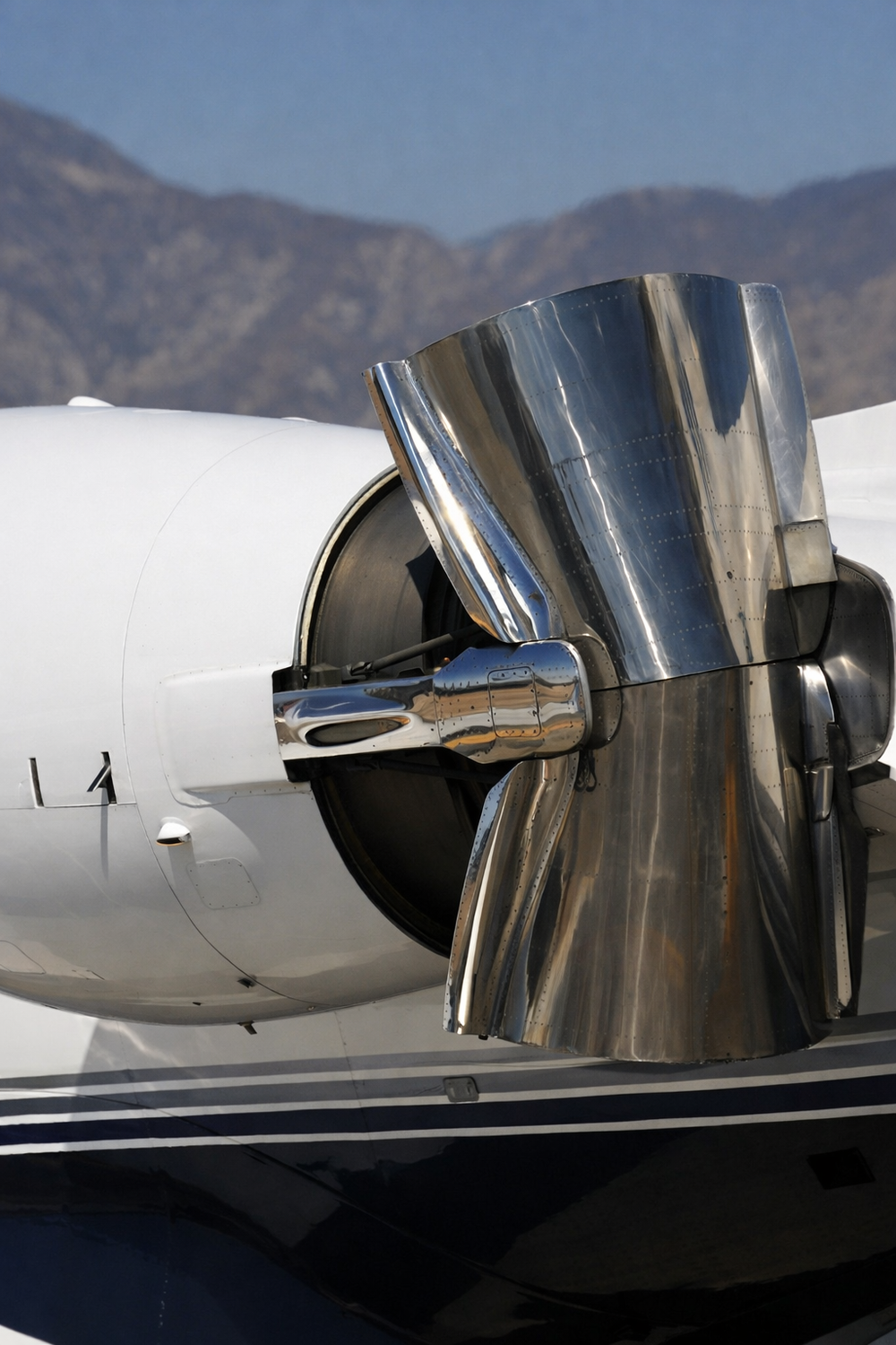 Polished thrust reverser