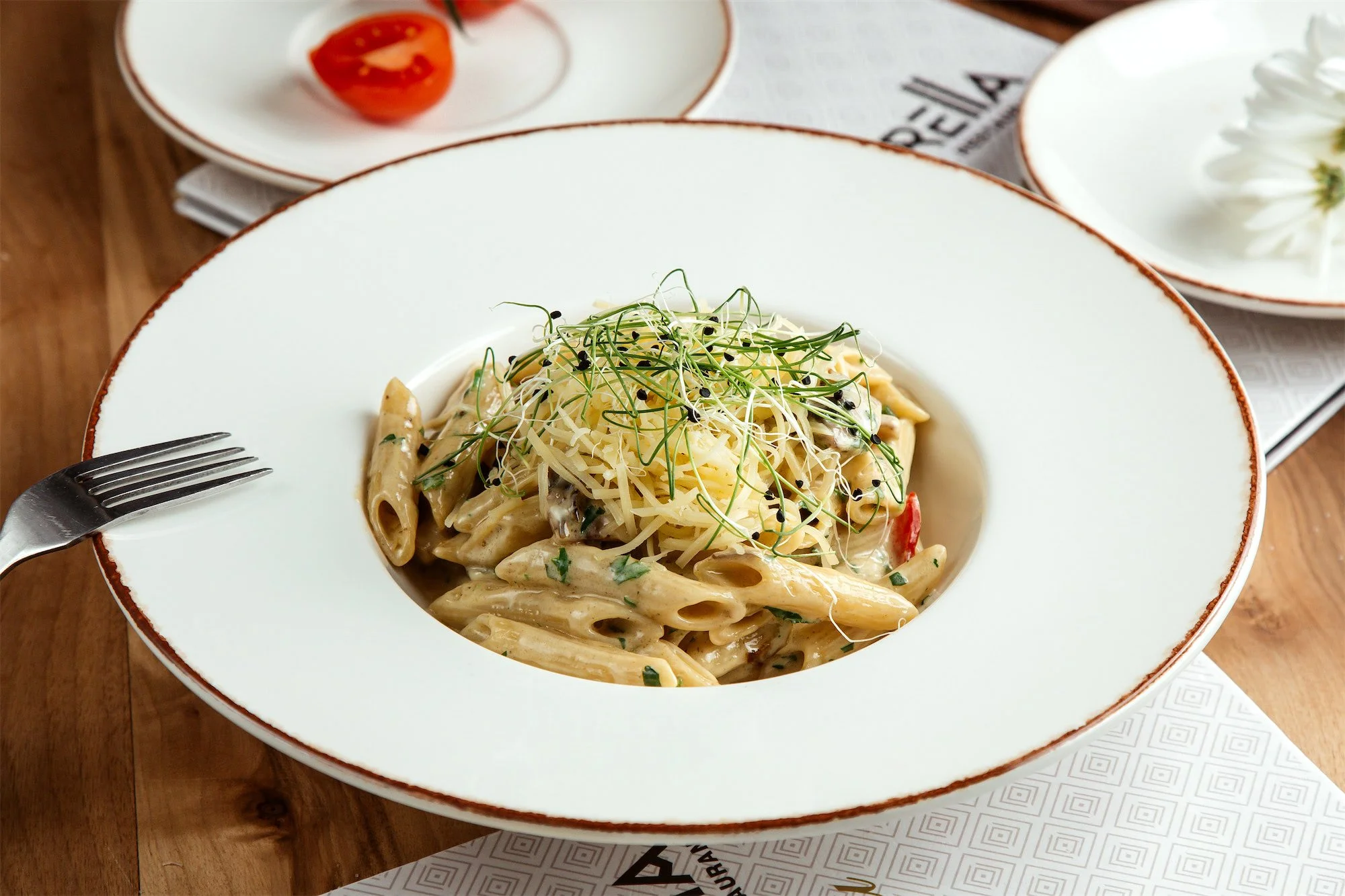 Antipasto e pasta fatta in casa preparati in azienda