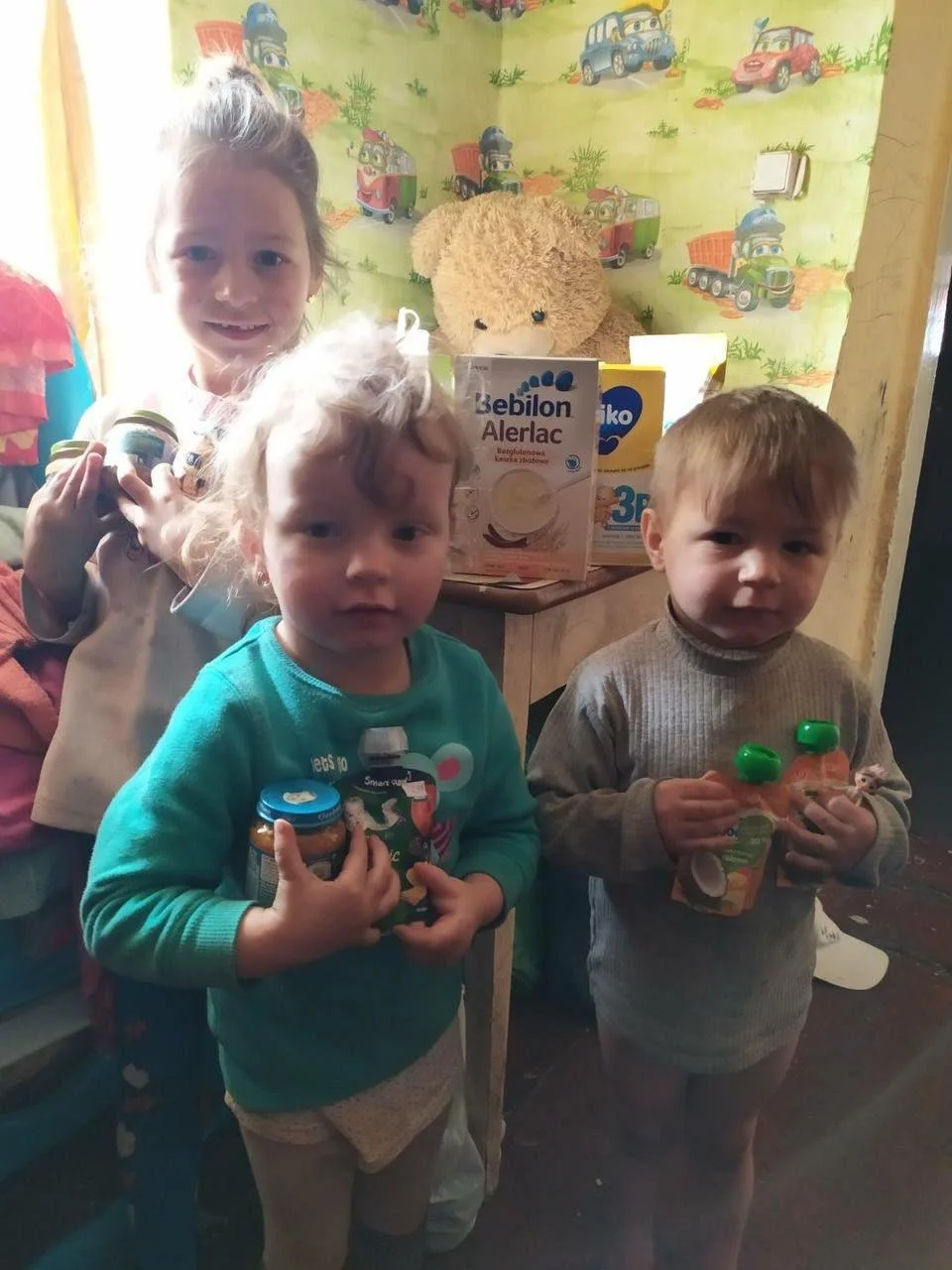 Ukraine — children receiving aid