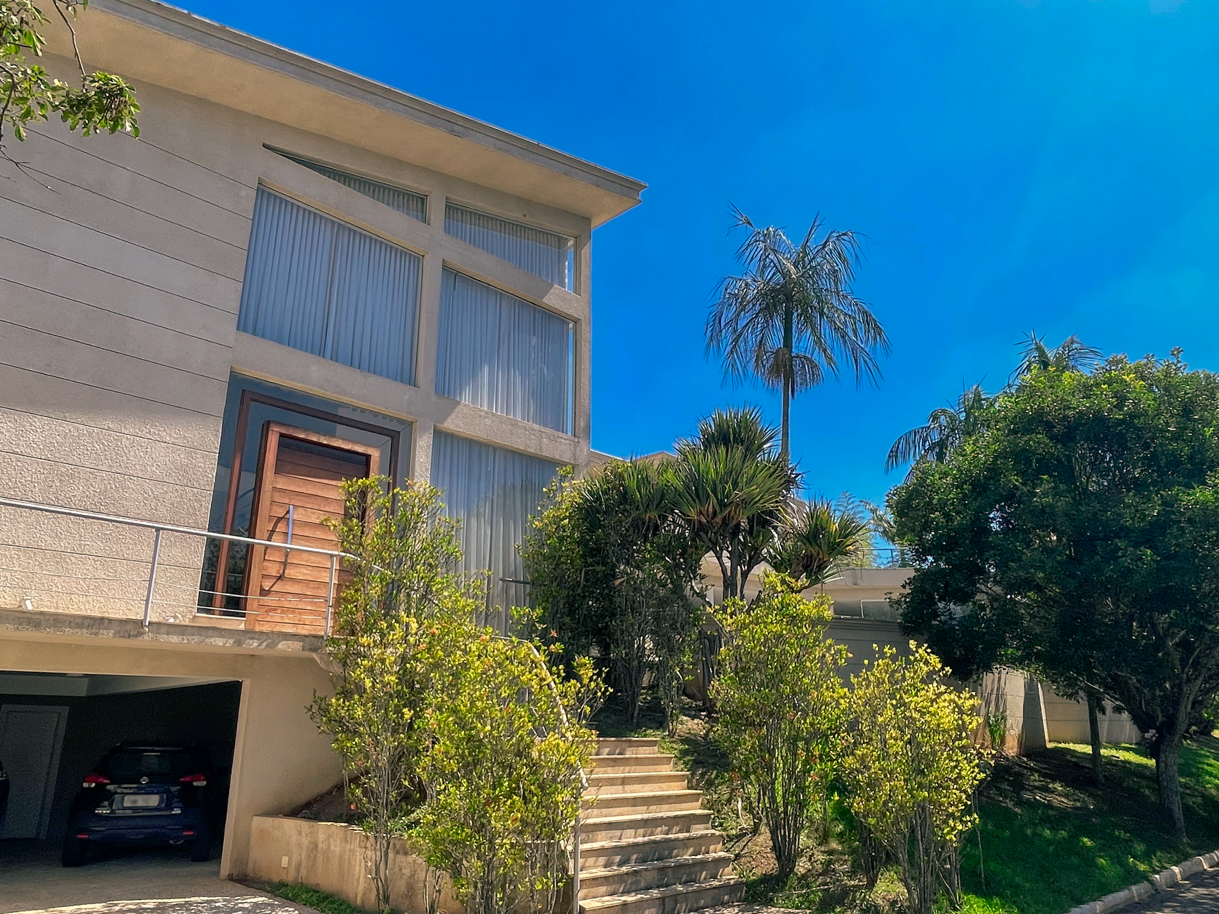 Fachada frontal e entrada